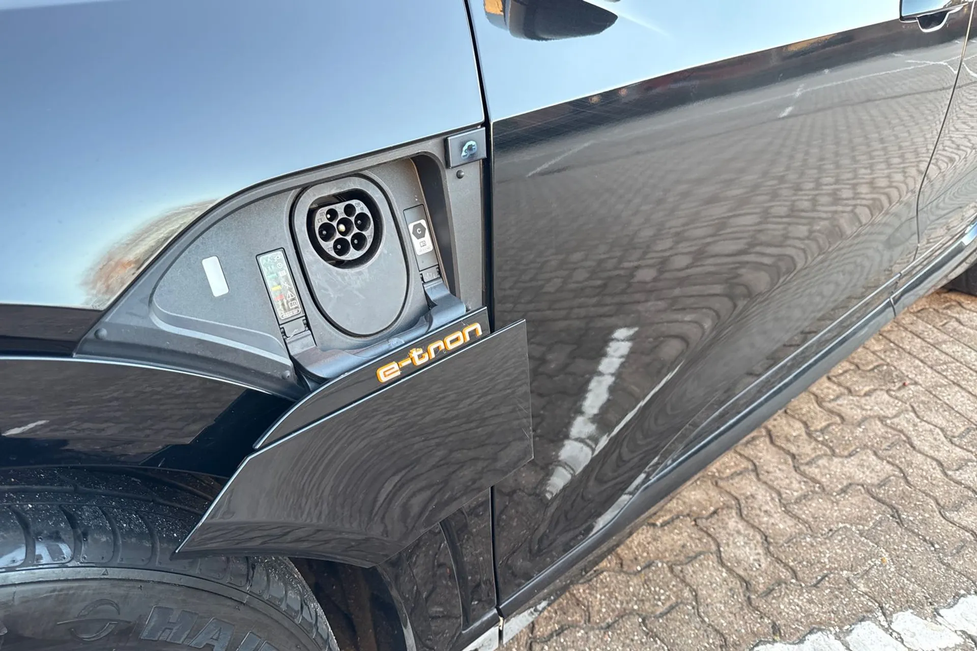 Audi e-tron thumbnail image number 18