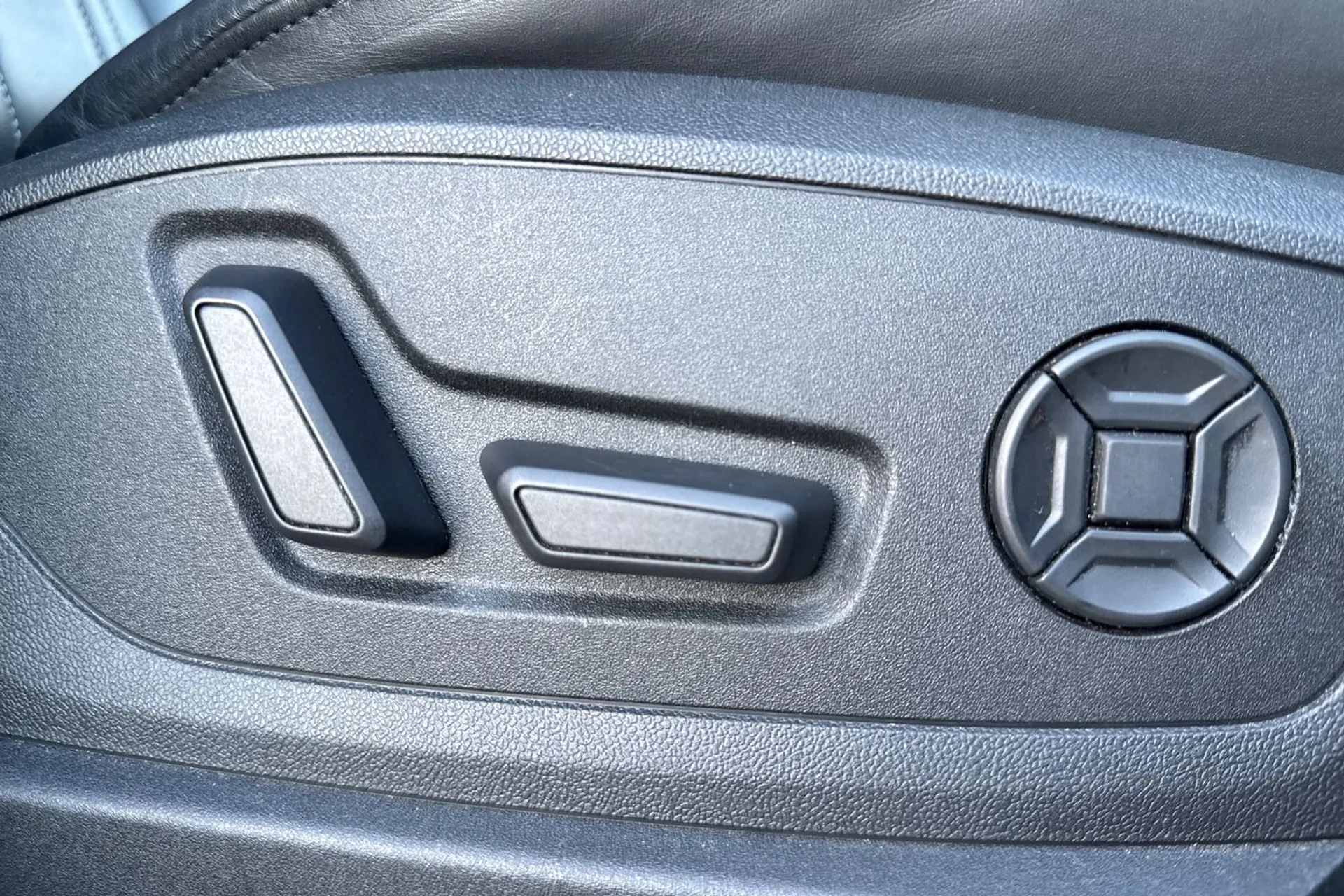 Audi e-tron thumbnail image number 43