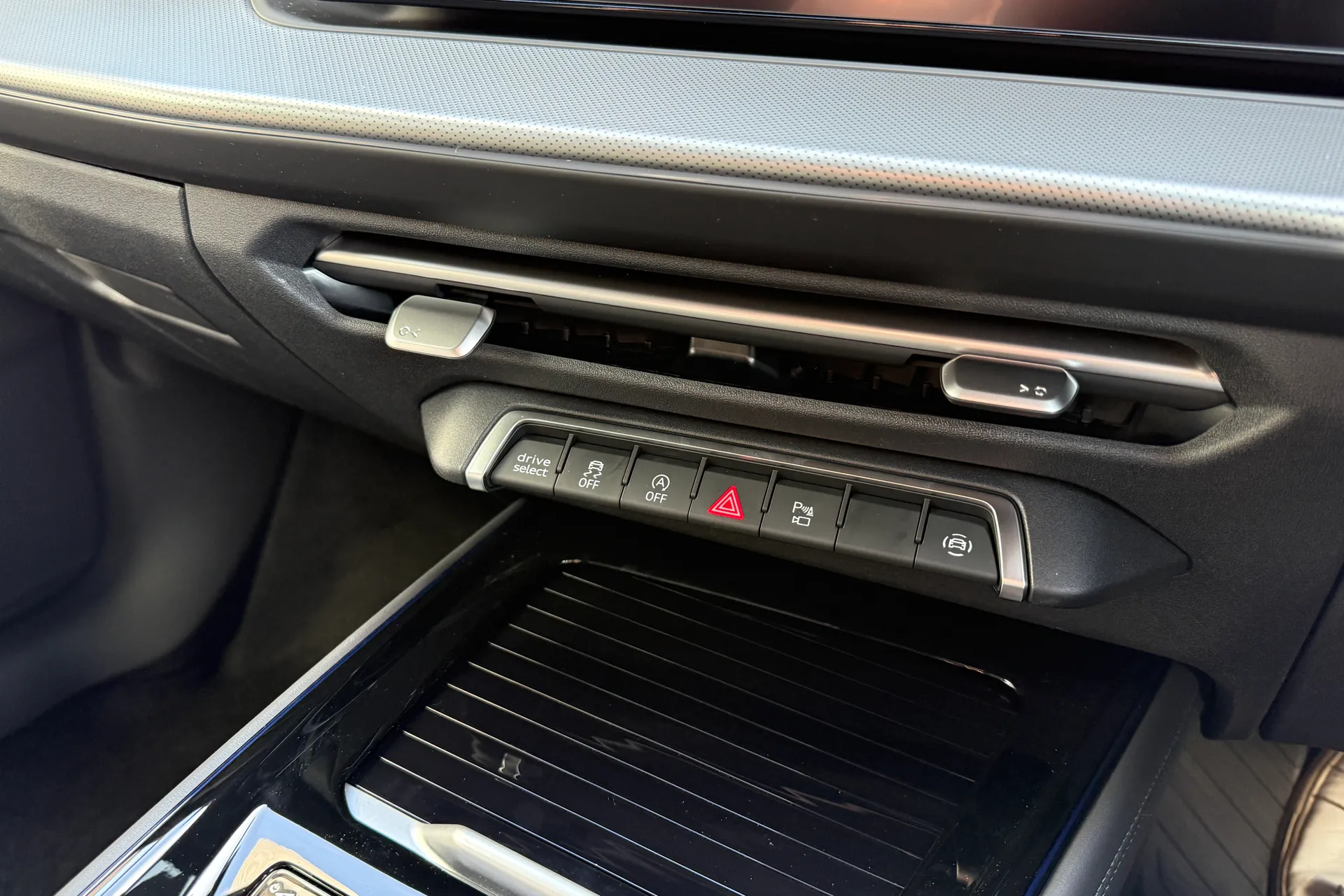 Audi Q3 thumbnail image number 23