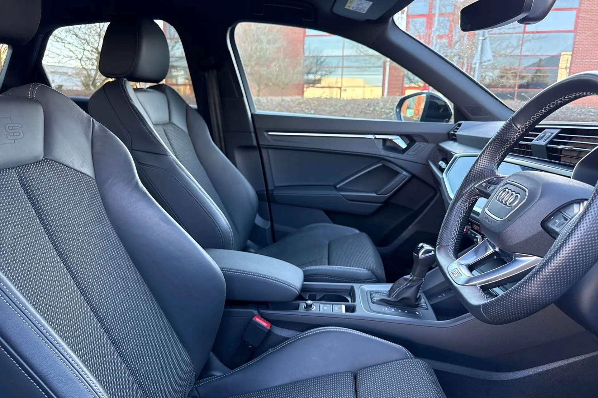 Audi Q3 thumbnail image number 30