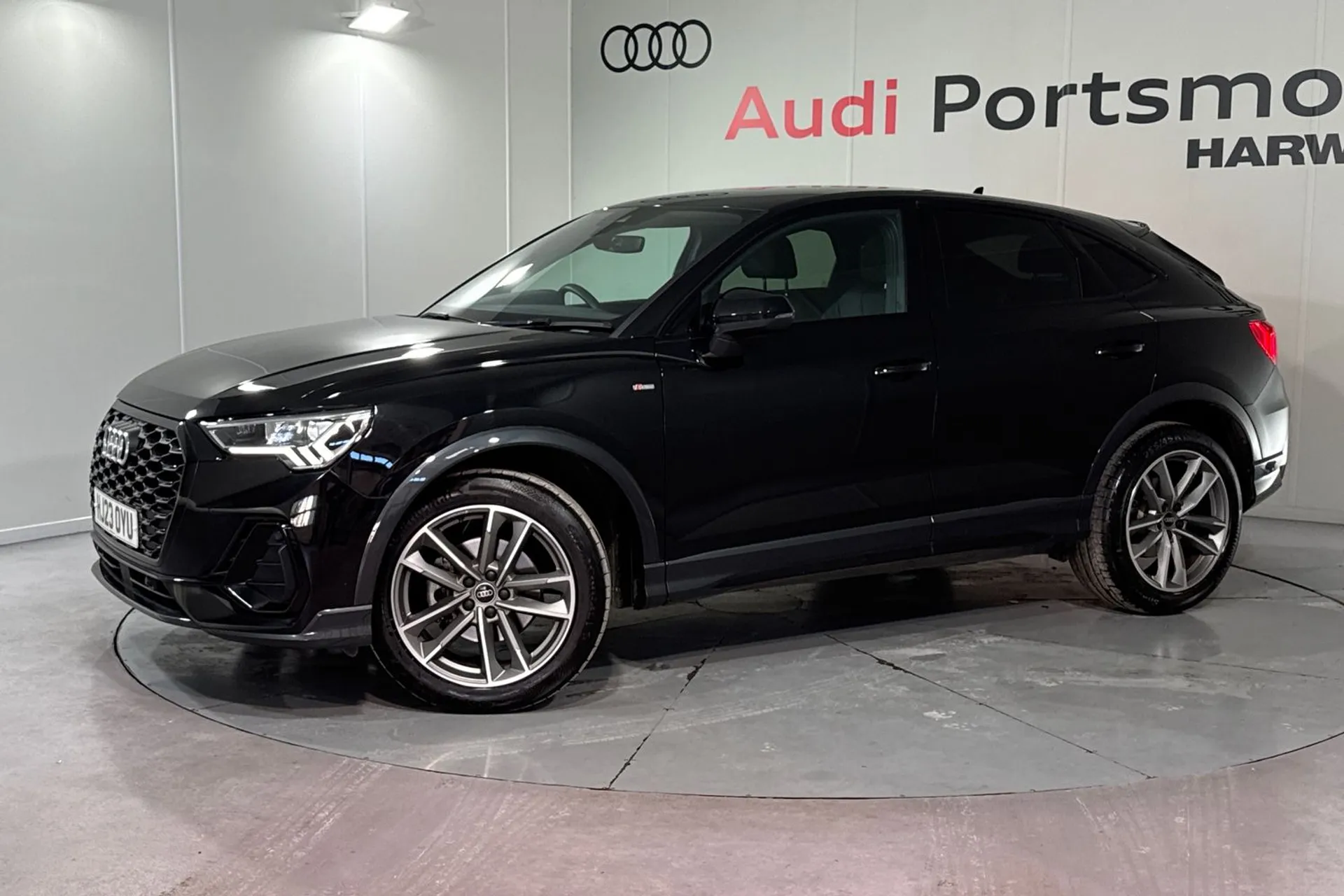 Audi Q3 thumbnail image number 10