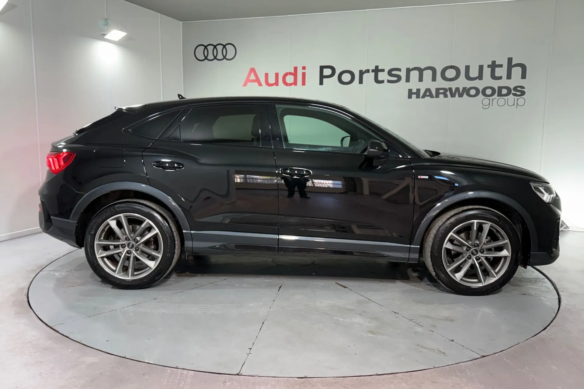 Audi Q3 thumbnail image number 2