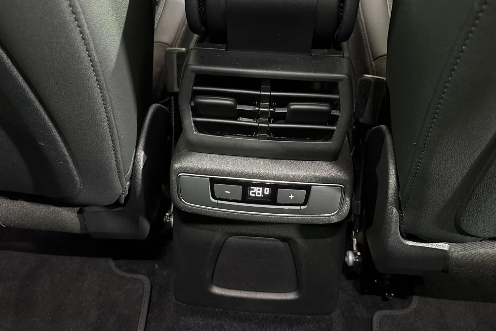 Audi Q4 thumbnail image number 32