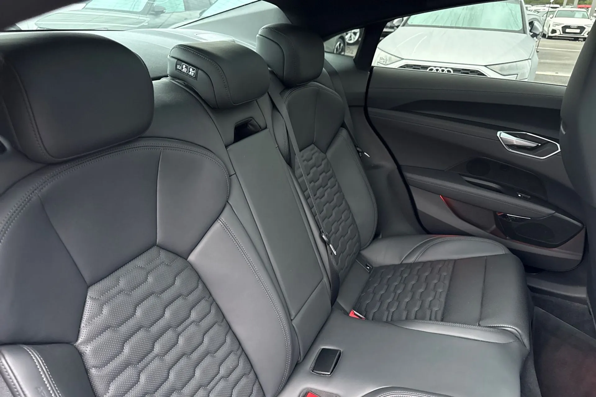 Audi e-tron GT thumbnail image number 23