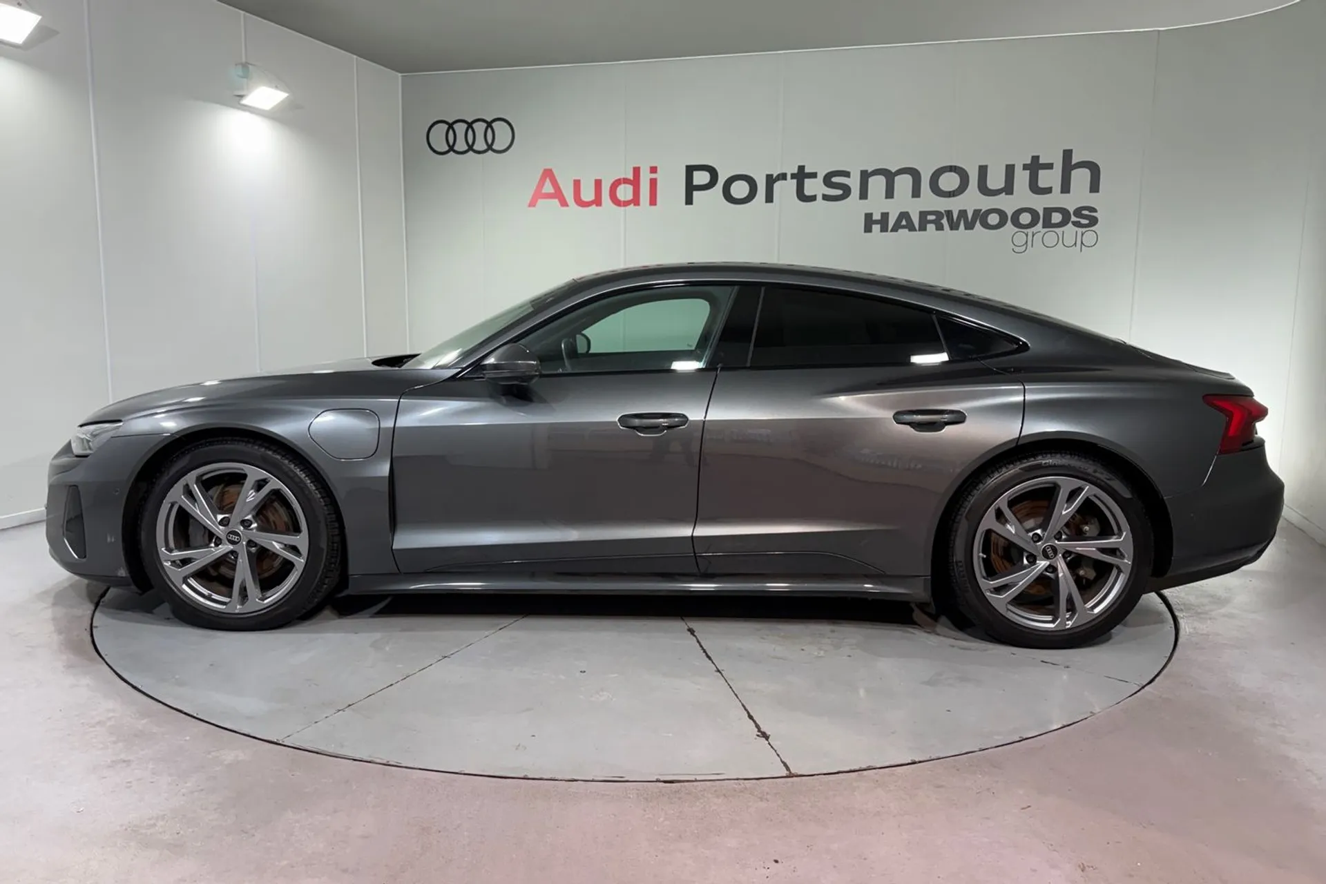 Audi e-tron GT thumbnail image number 9