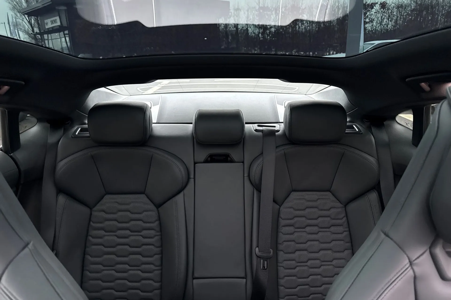 Audi e-tron GT thumbnail image number 41