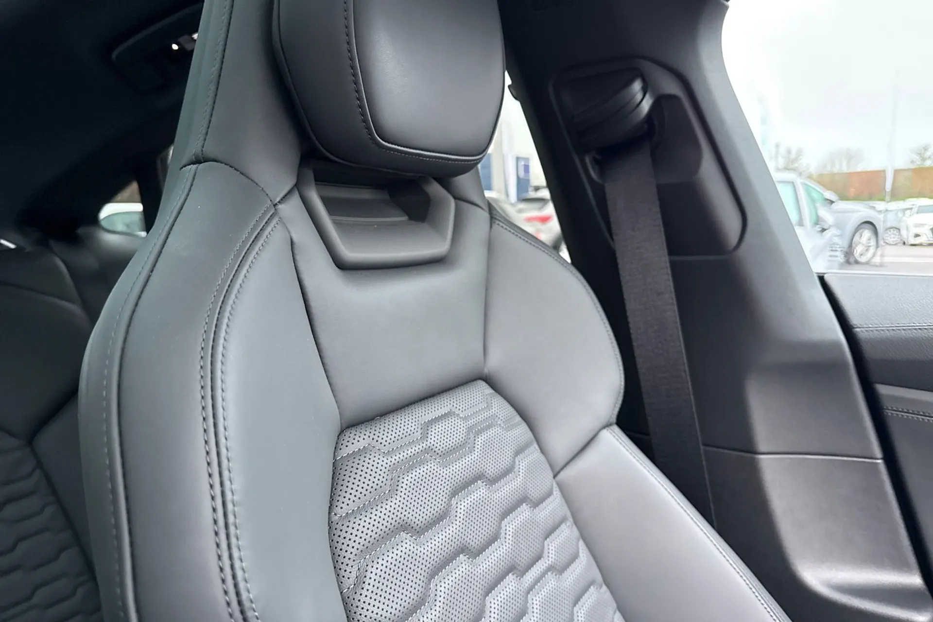 Audi e-tron GT thumbnail image number 25