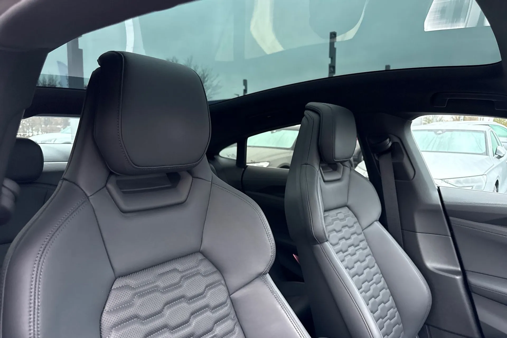 Audi e-tron GT thumbnail image number 4