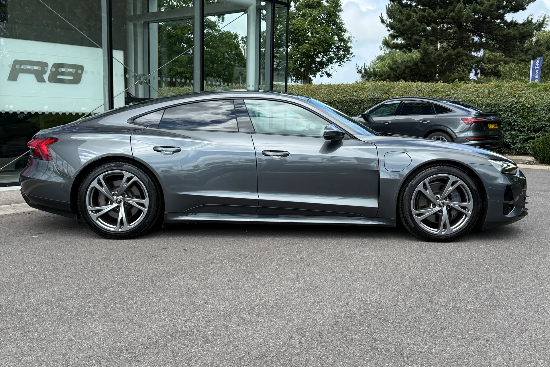 Audi e-tron GT thumbnail image number 4