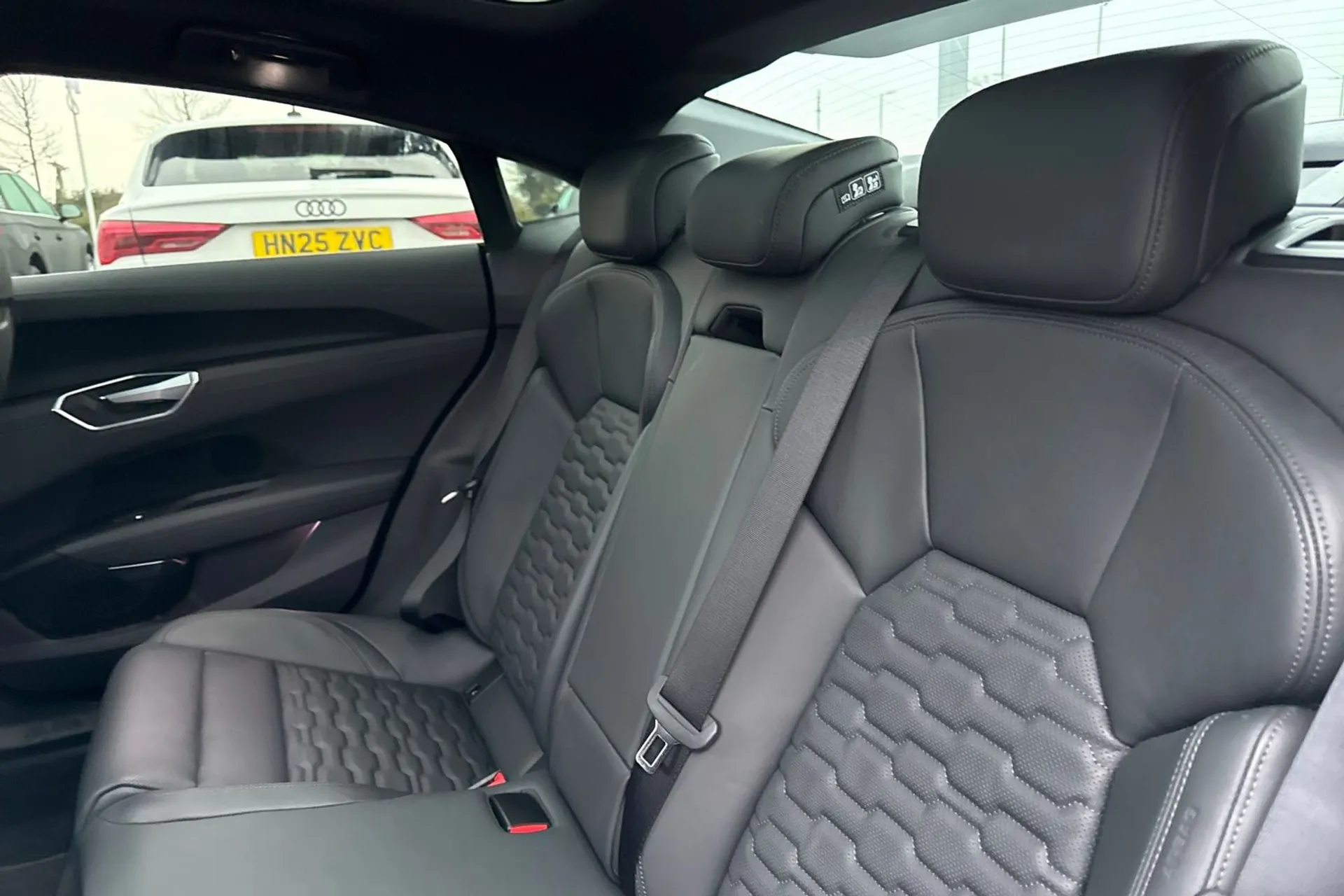 Audi e-tron GT thumbnail image number 44