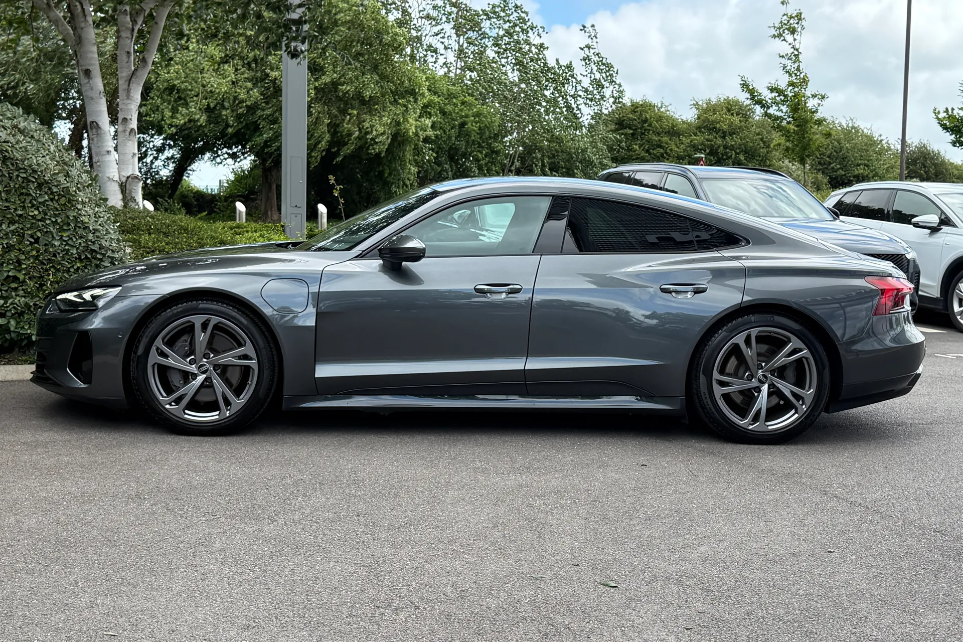 Audi e-tron GT thumbnail image number 18