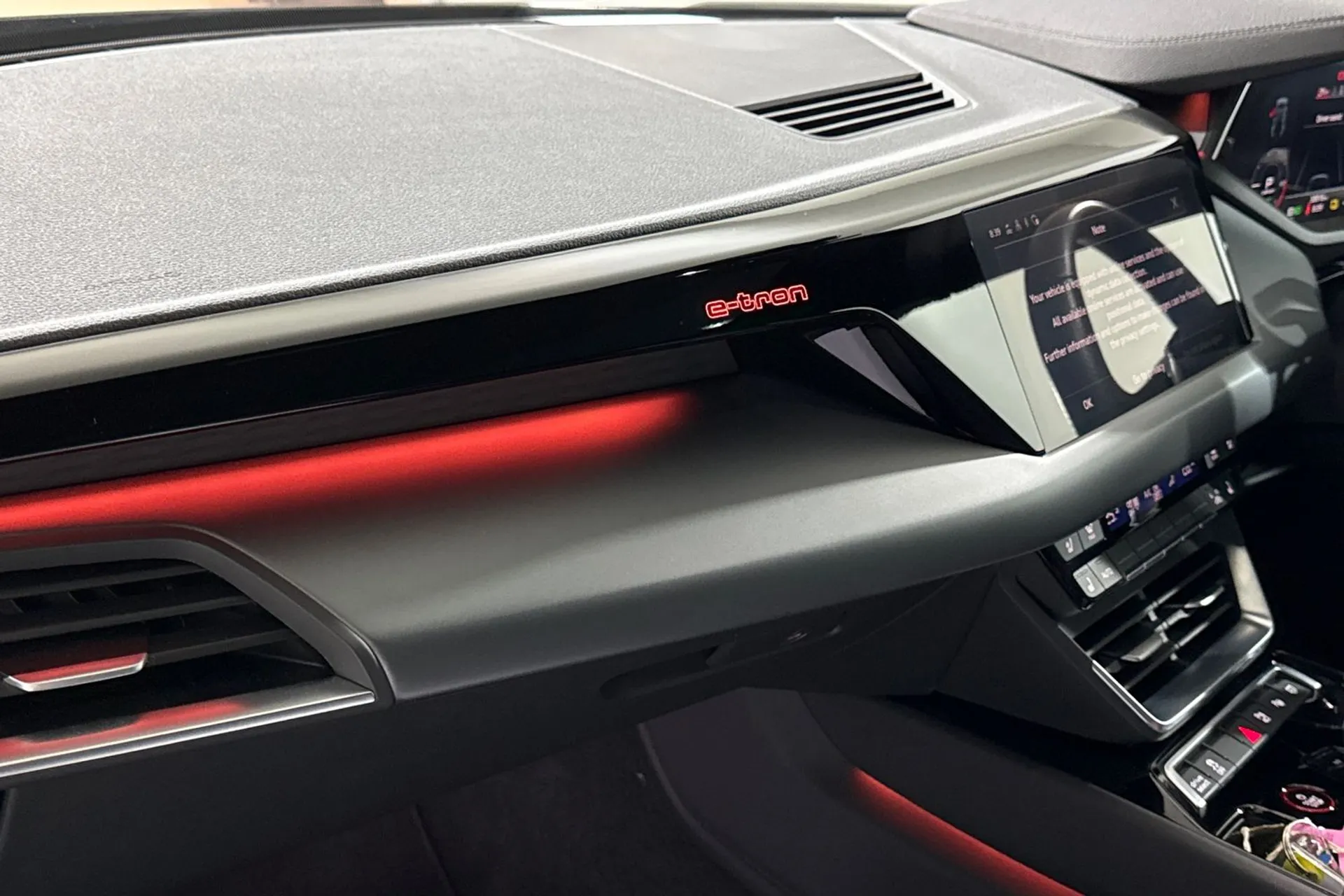 Audi e-tron GT thumbnail image number 38