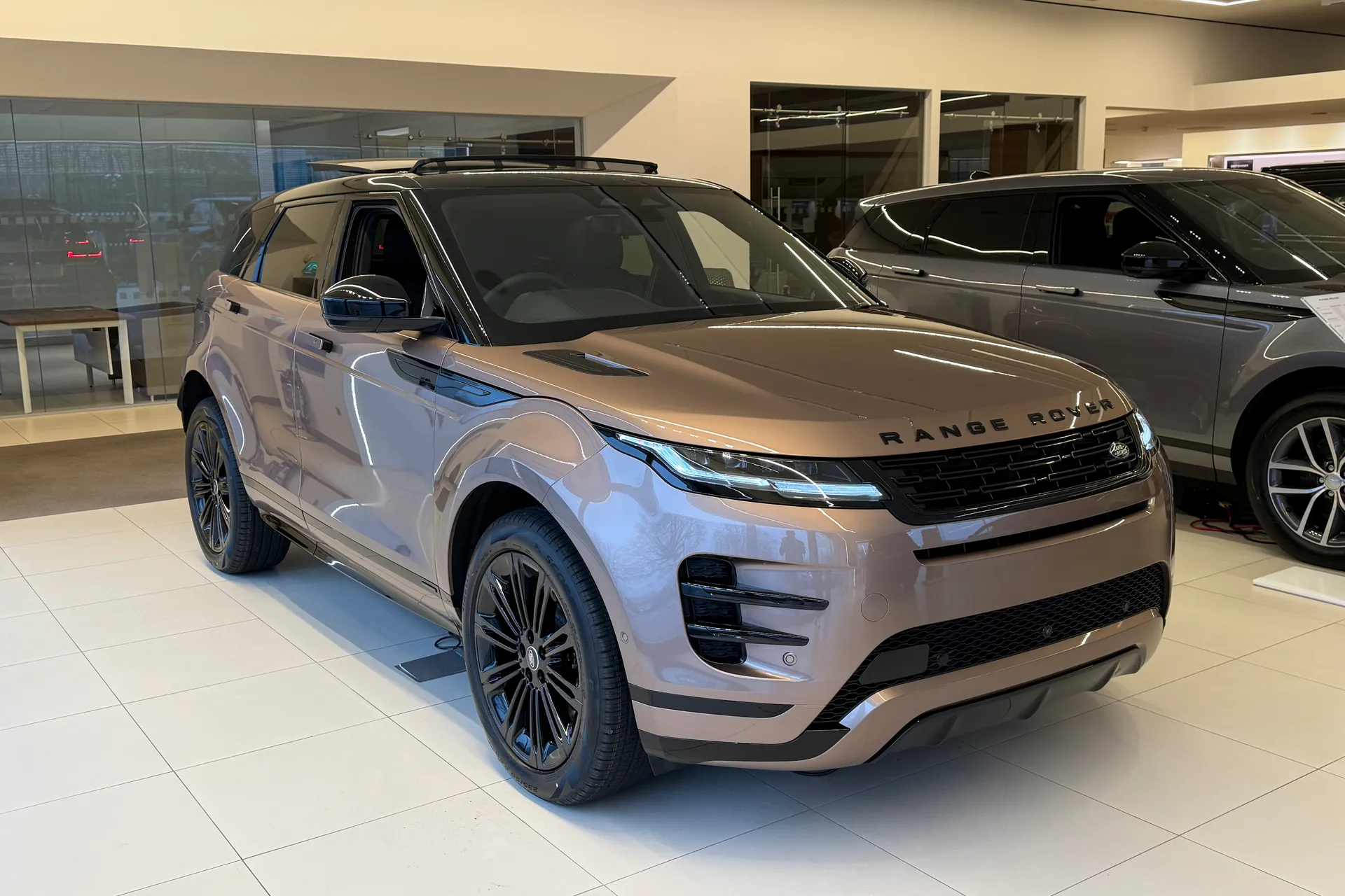 LAND ROVER RANGE ROVER EVOQUE focused image