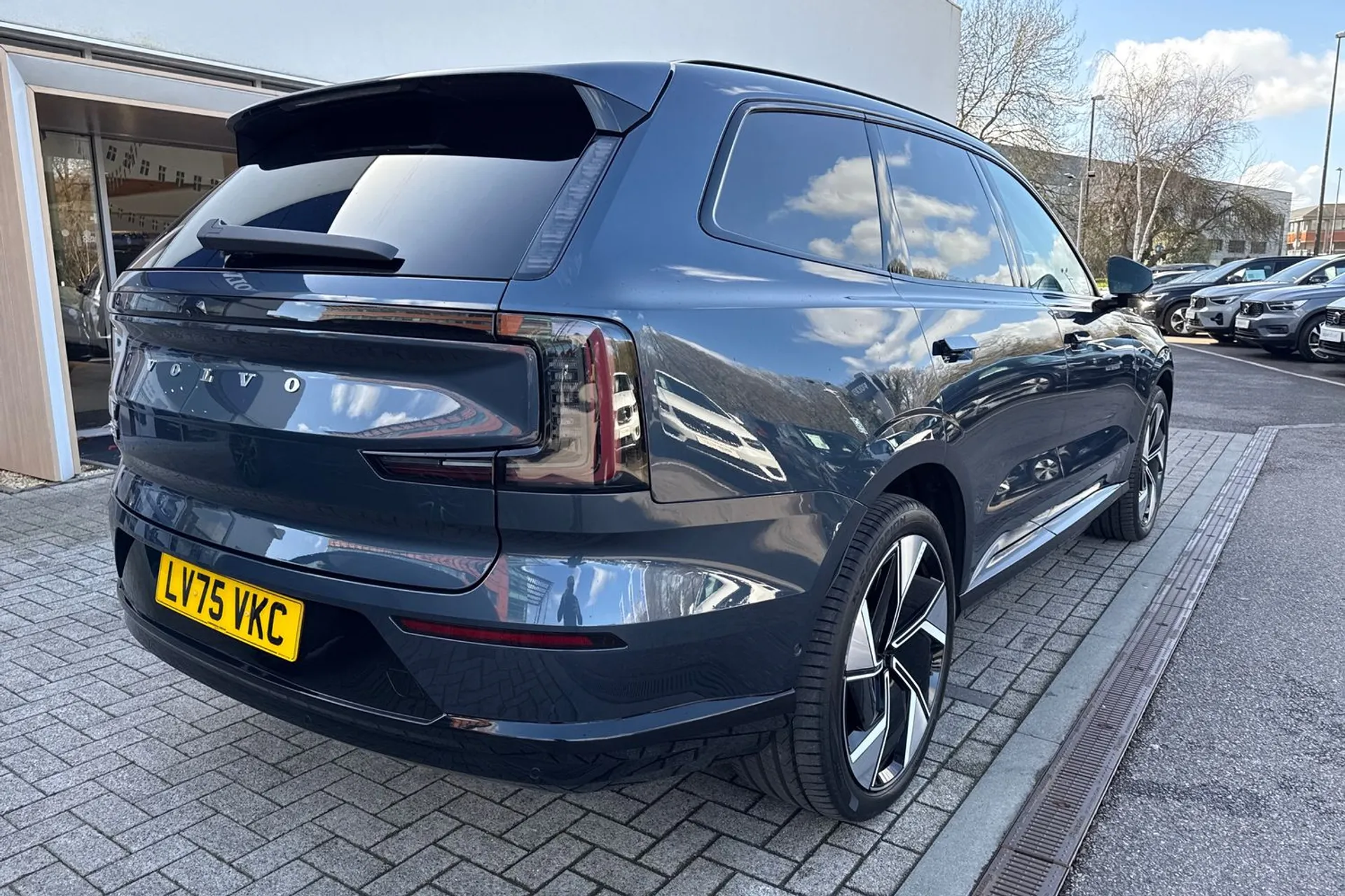 Volvo EX90 thumbnail image number 9