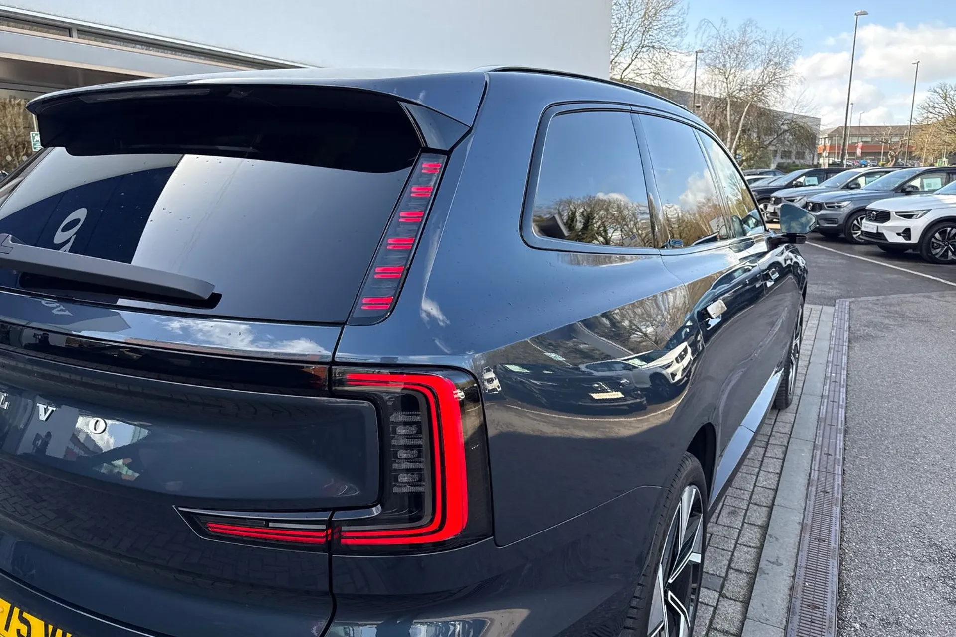 Volvo EX90 thumbnail image number 16