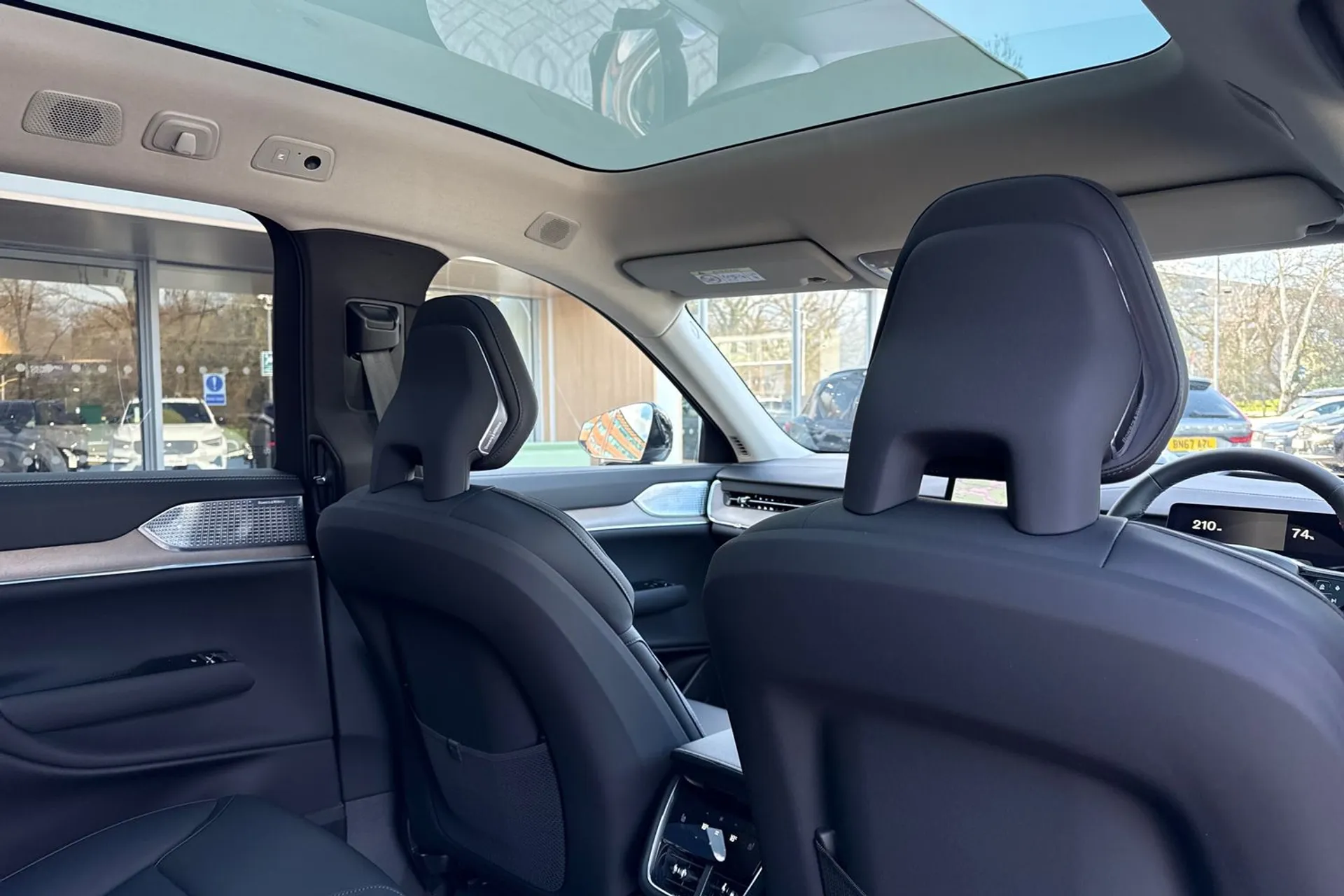 Volvo EX90 thumbnail image number 26