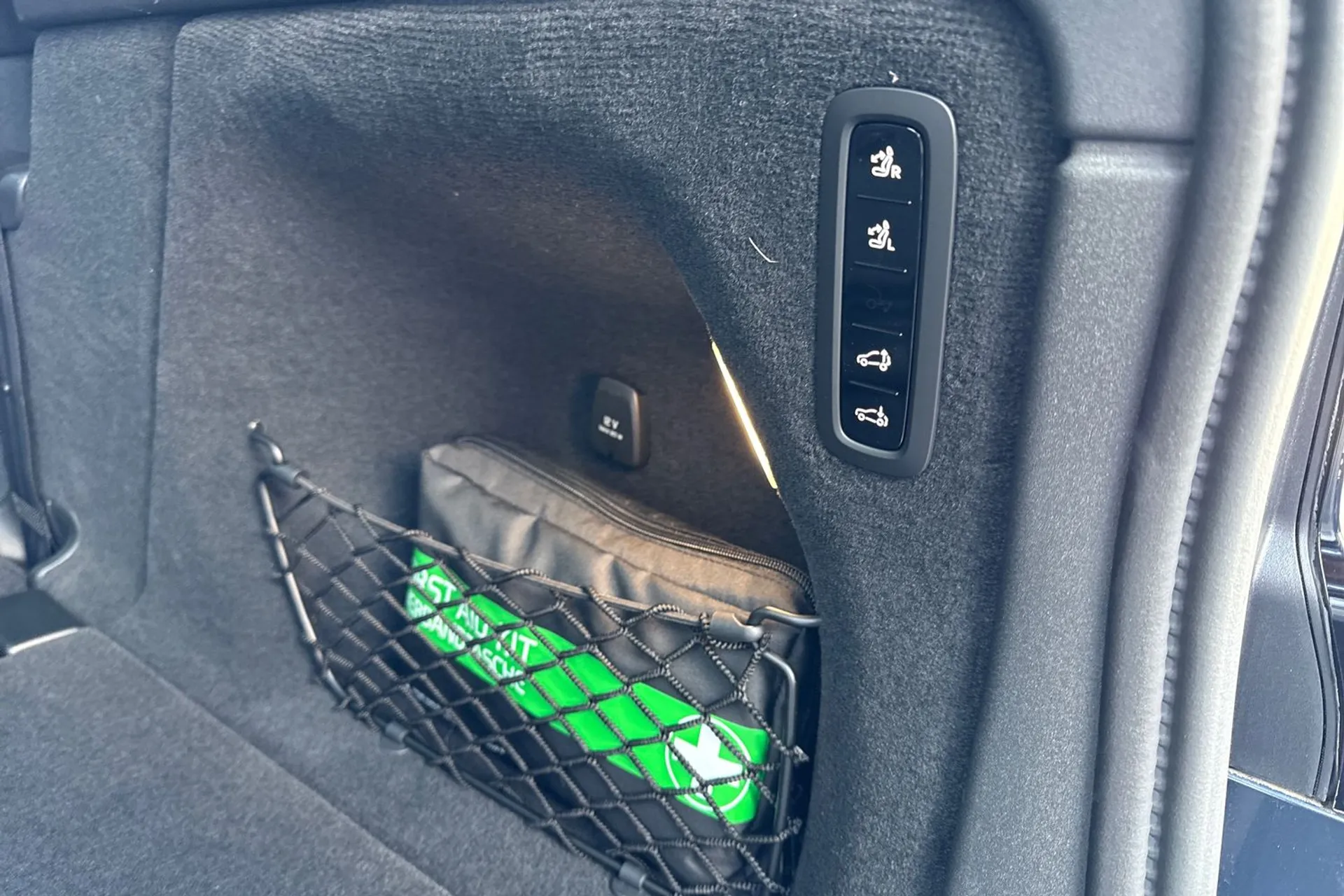 Volvo EX90 thumbnail image number 22