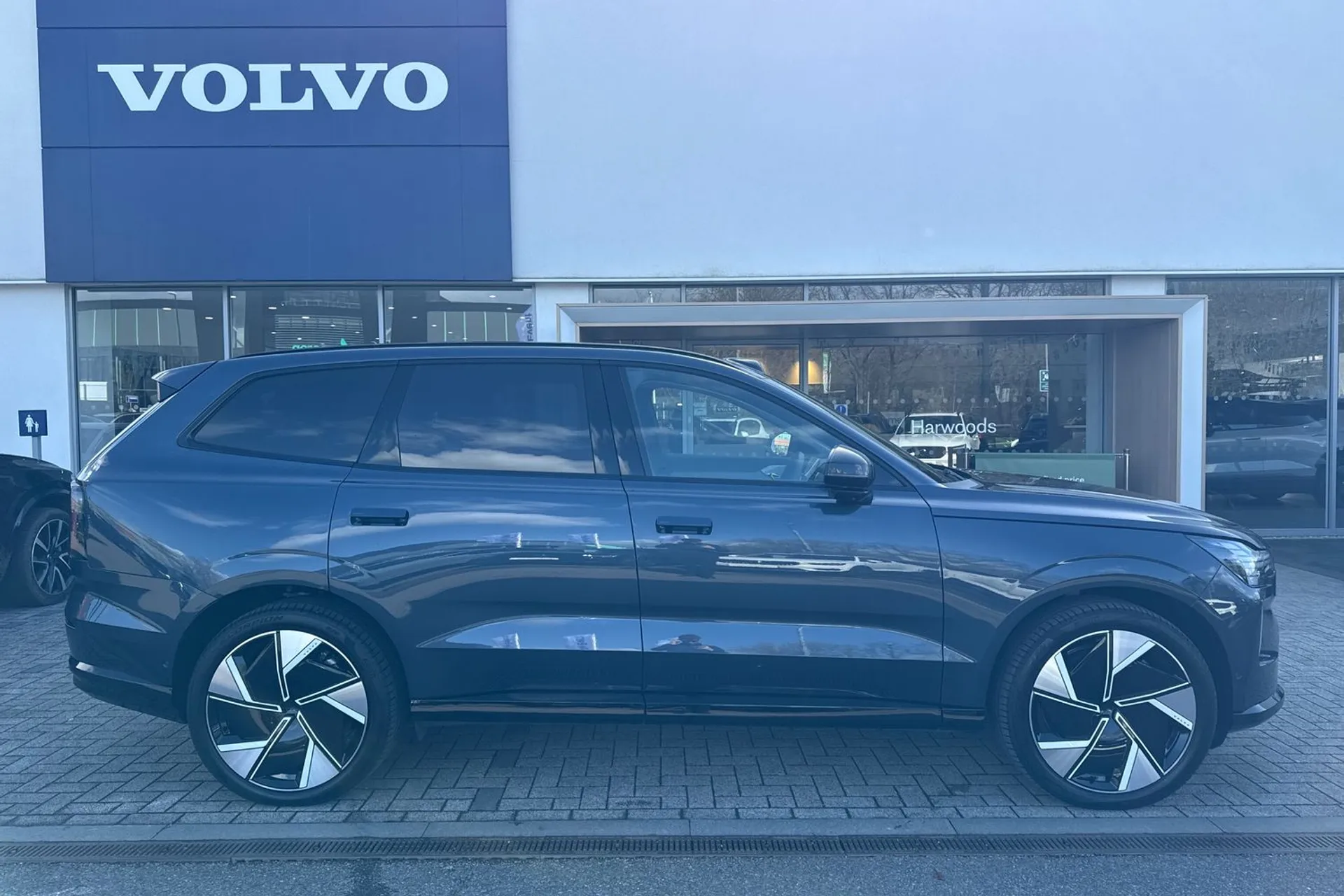 Volvo EX90 thumbnail image number 2