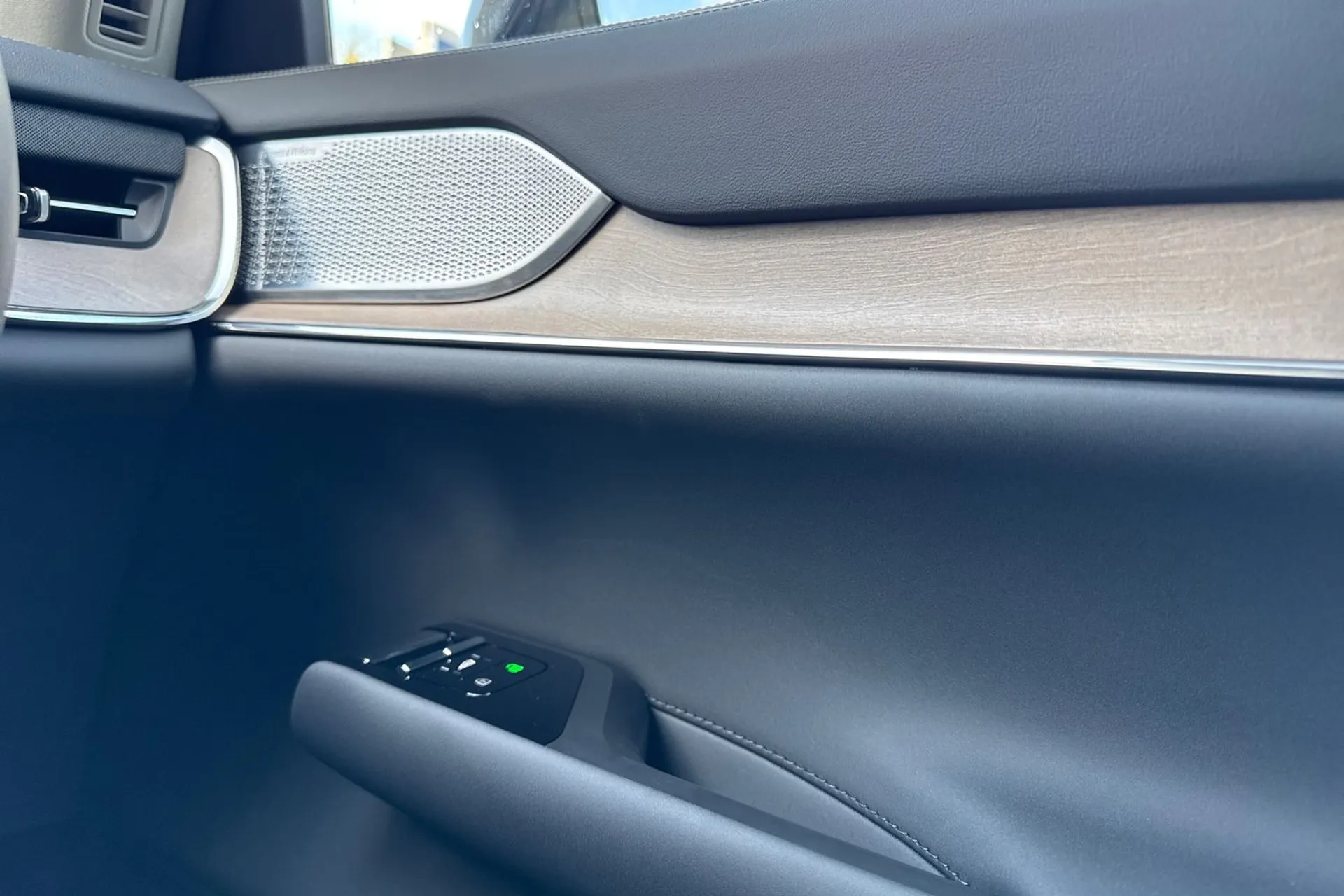 Volvo EX90 thumbnail image number 45