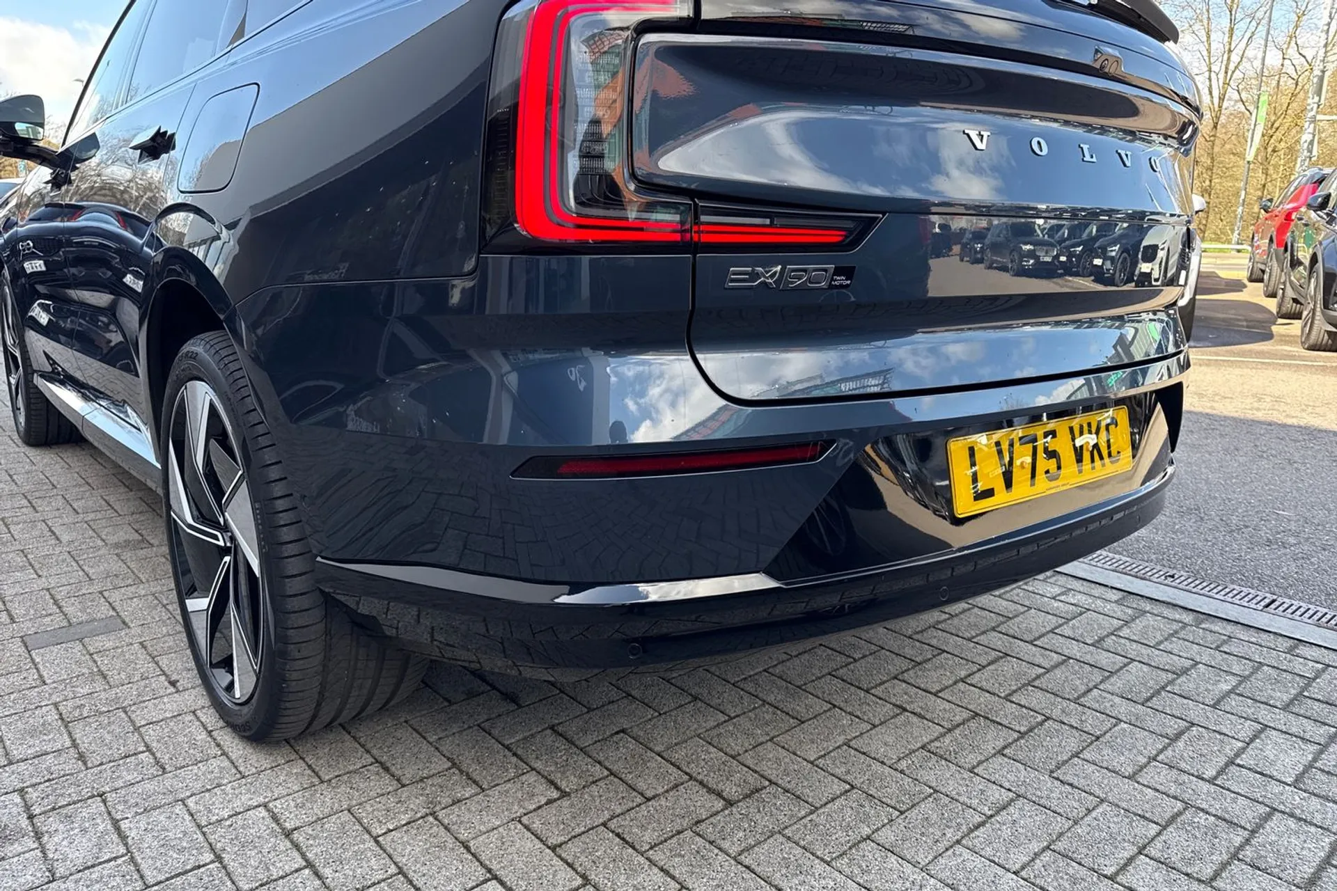 Volvo EX90 thumbnail image number 19