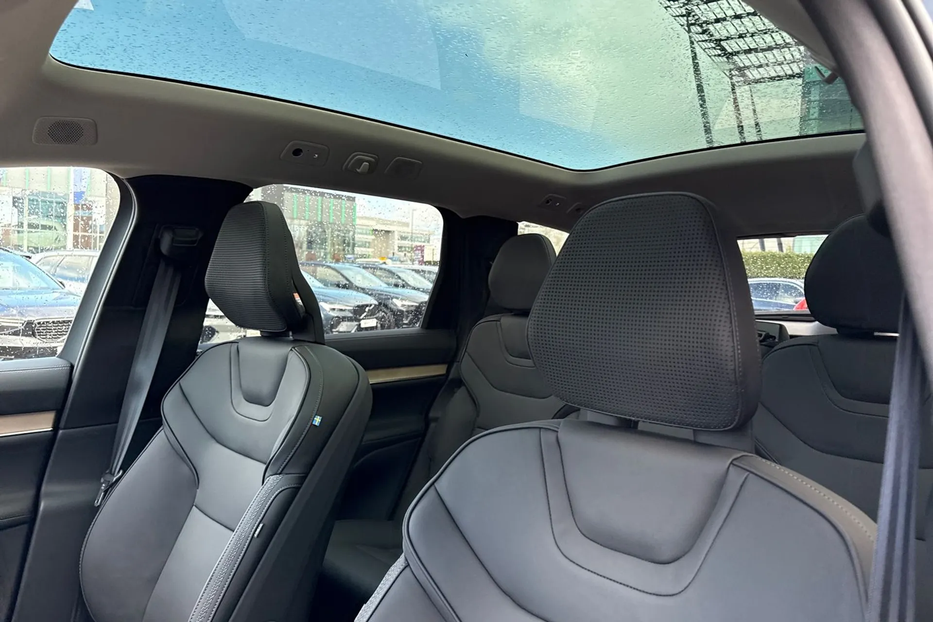 Volvo EX90 thumbnail image number 31