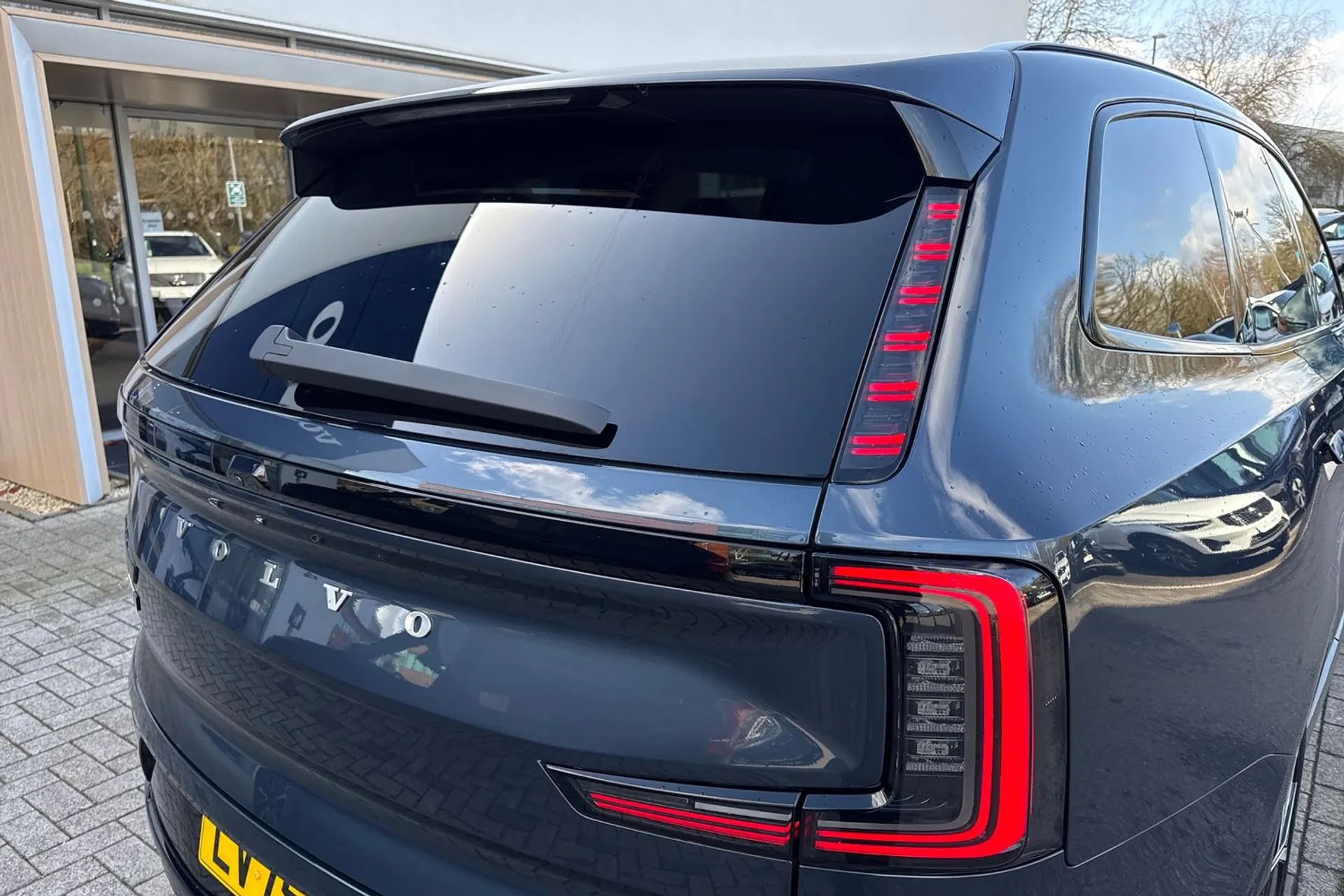 Volvo EX90 thumbnail image number 17