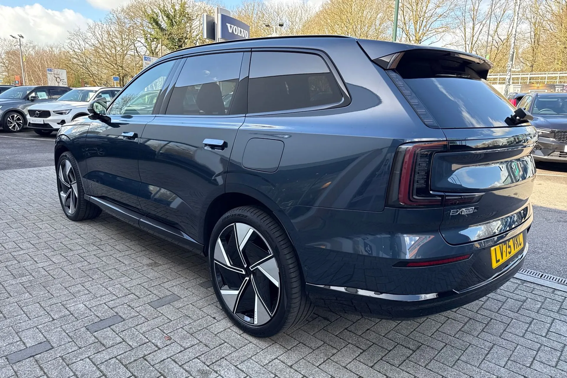 Volvo EX90 thumbnail image number 11