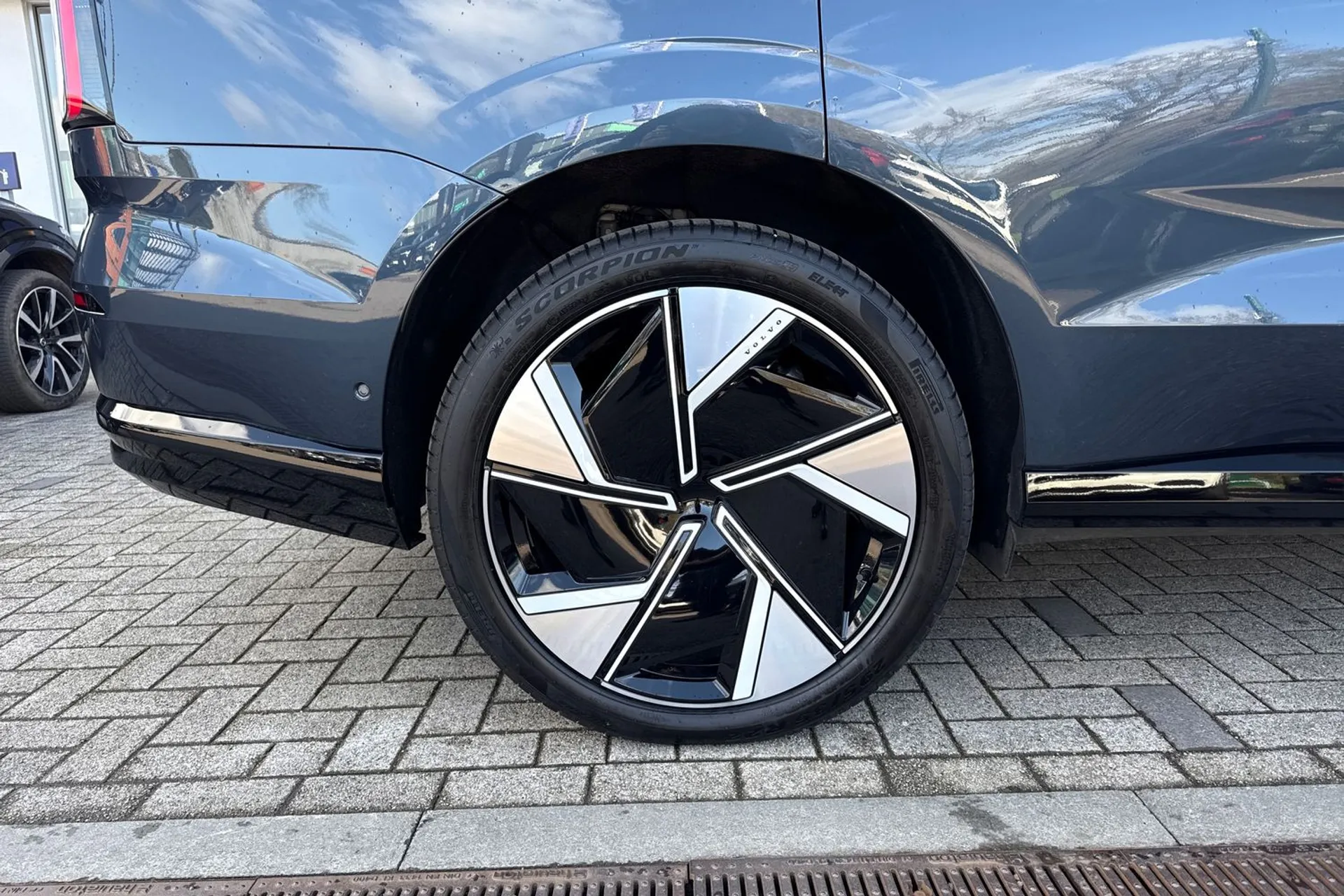 Volvo EX90 thumbnail image number 15