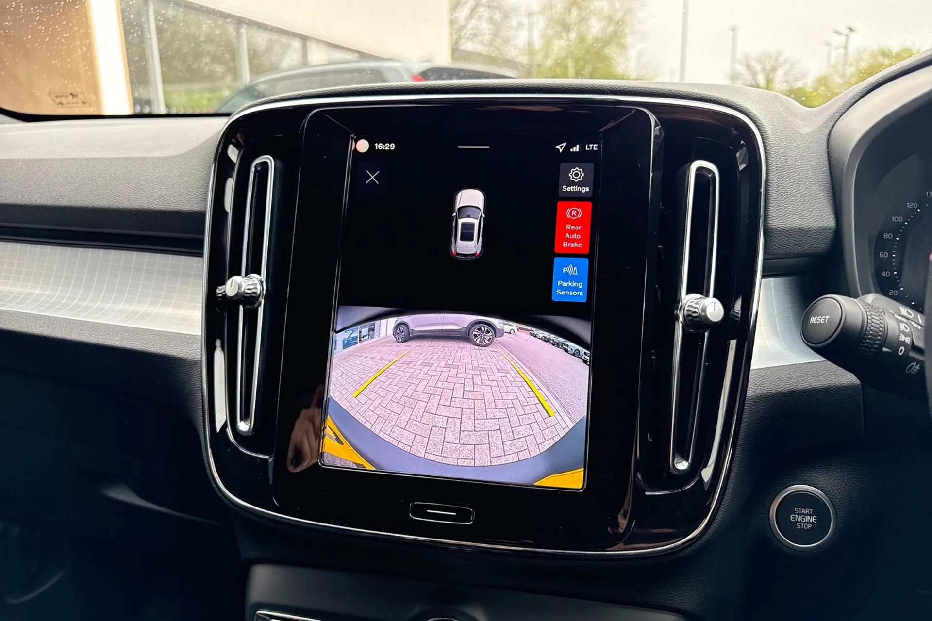 Volvo XC40 thumbnail image number 4