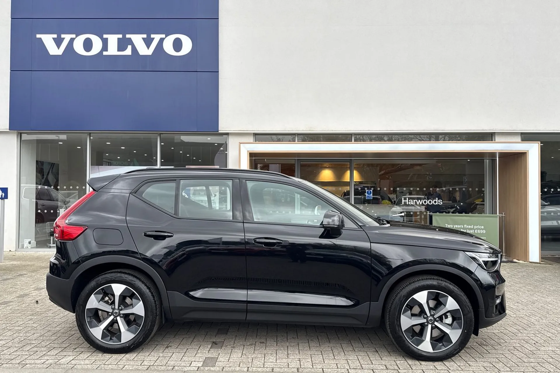 Volvo XC40 thumbnail image number 2