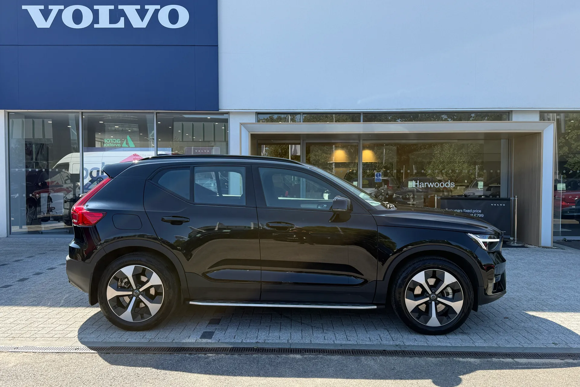Volvo XC40 thumbnail image number 2
