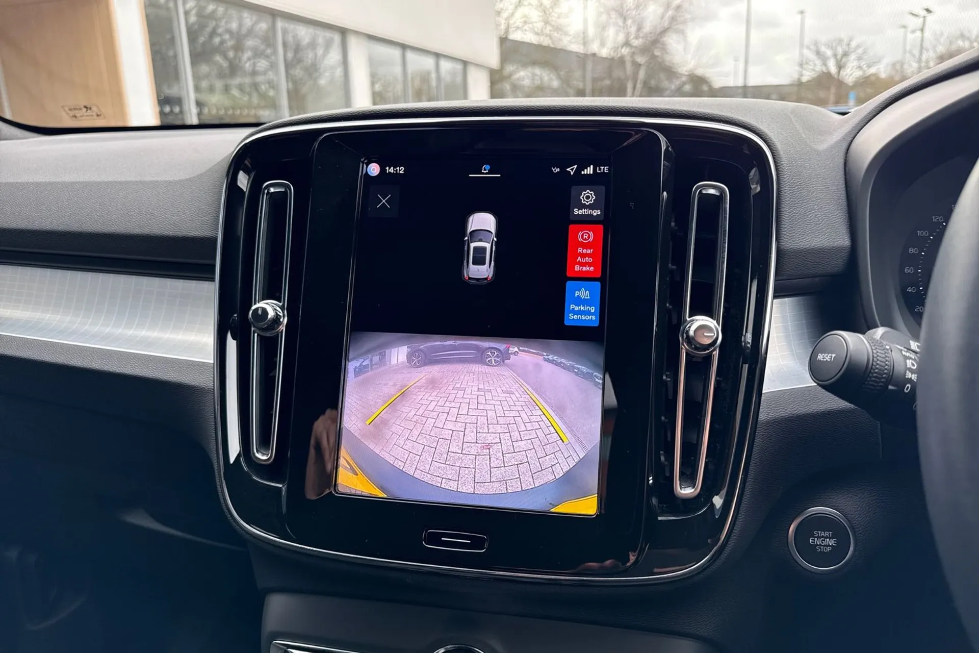 Volvo XC40 thumbnail image number 4