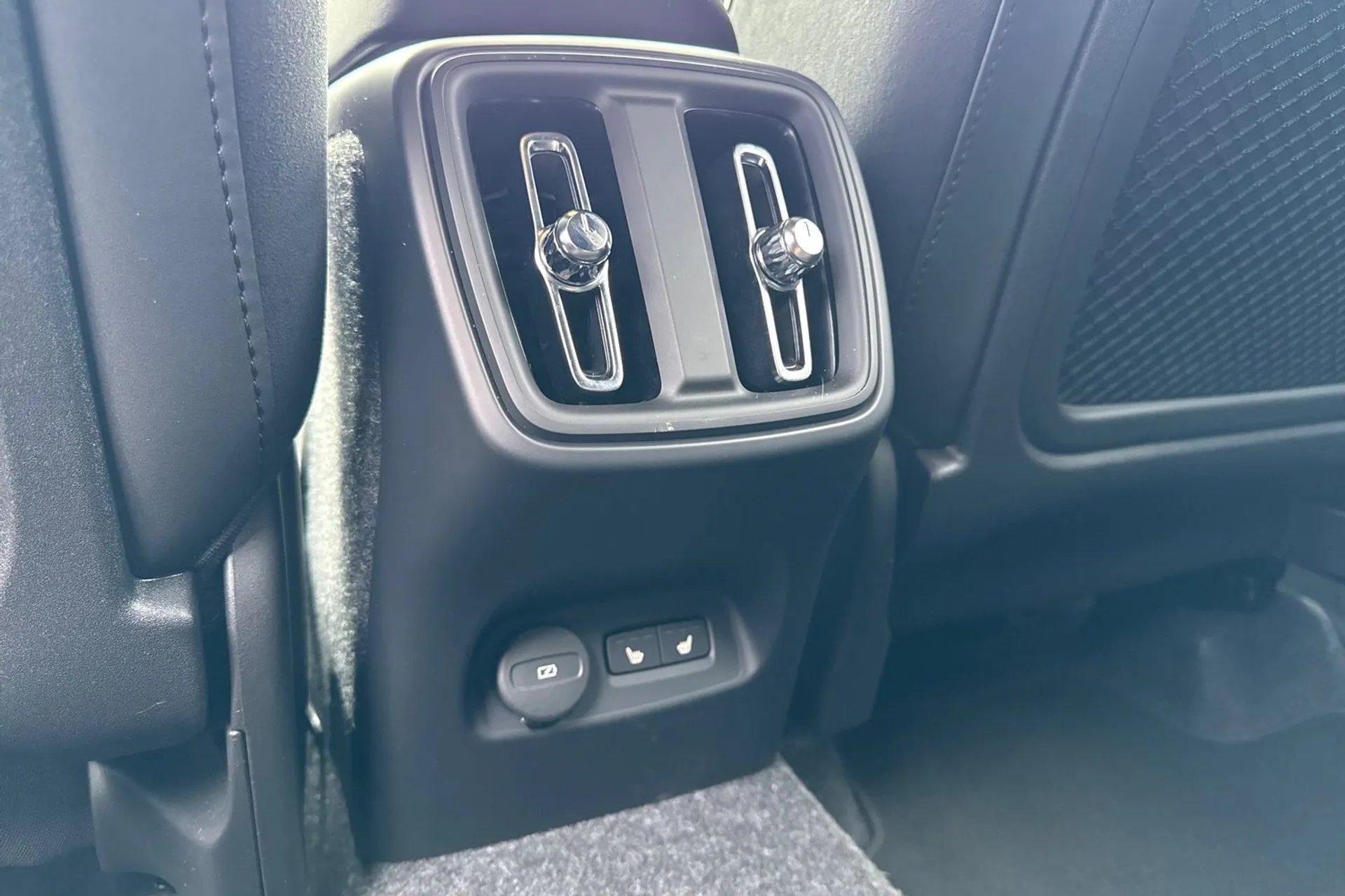 Volvo XC40 thumbnail image number 32