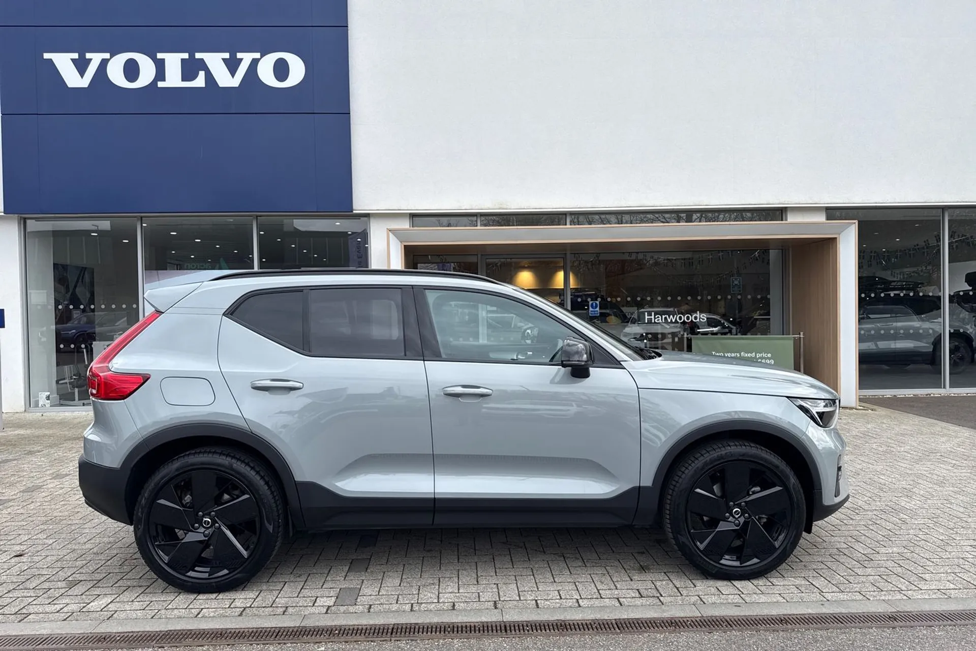 Volvo XC40 thumbnail image number 2
