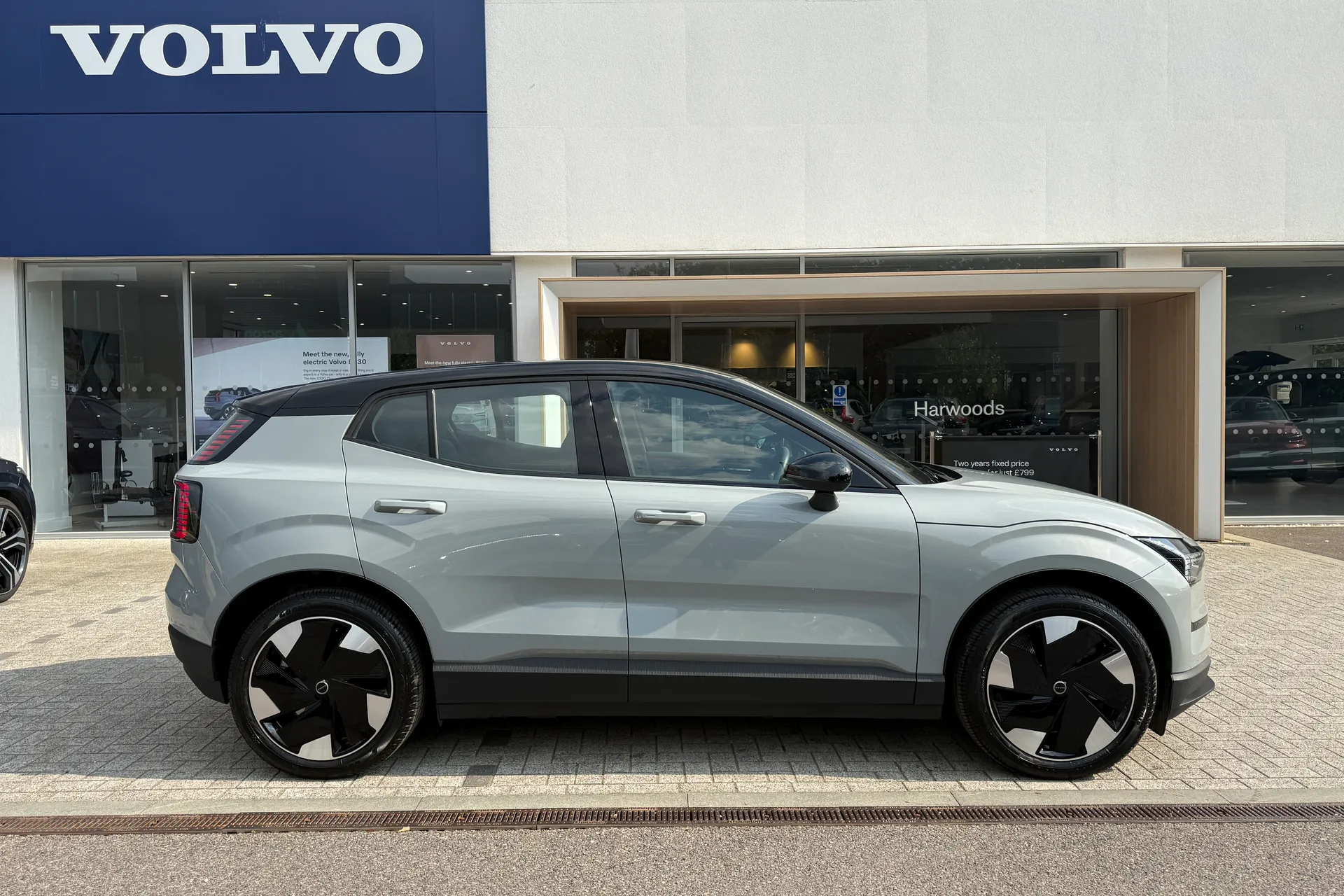 Volvo EX30 thumbnail image number 2