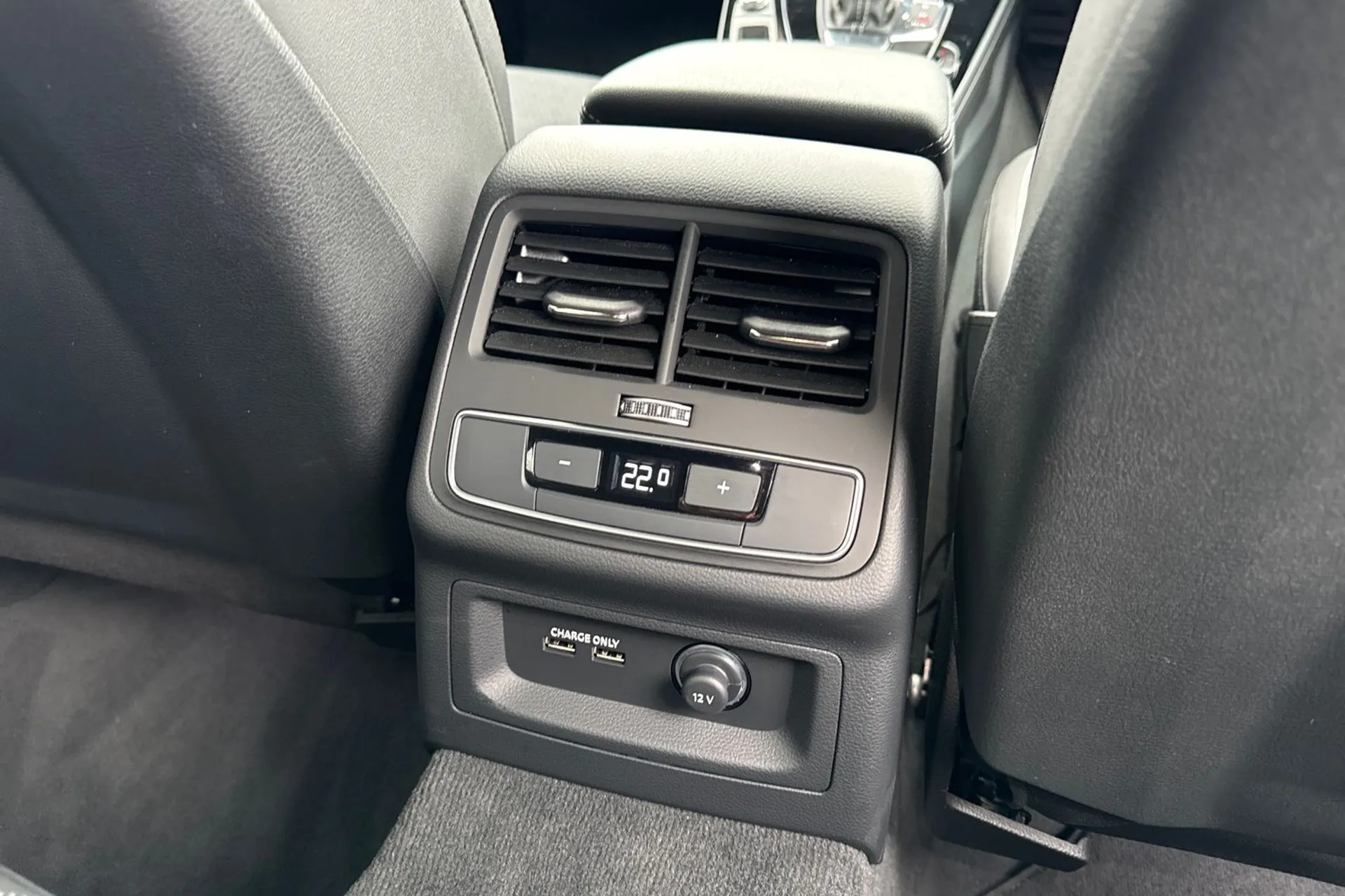 Audi A4 thumbnail image number 40