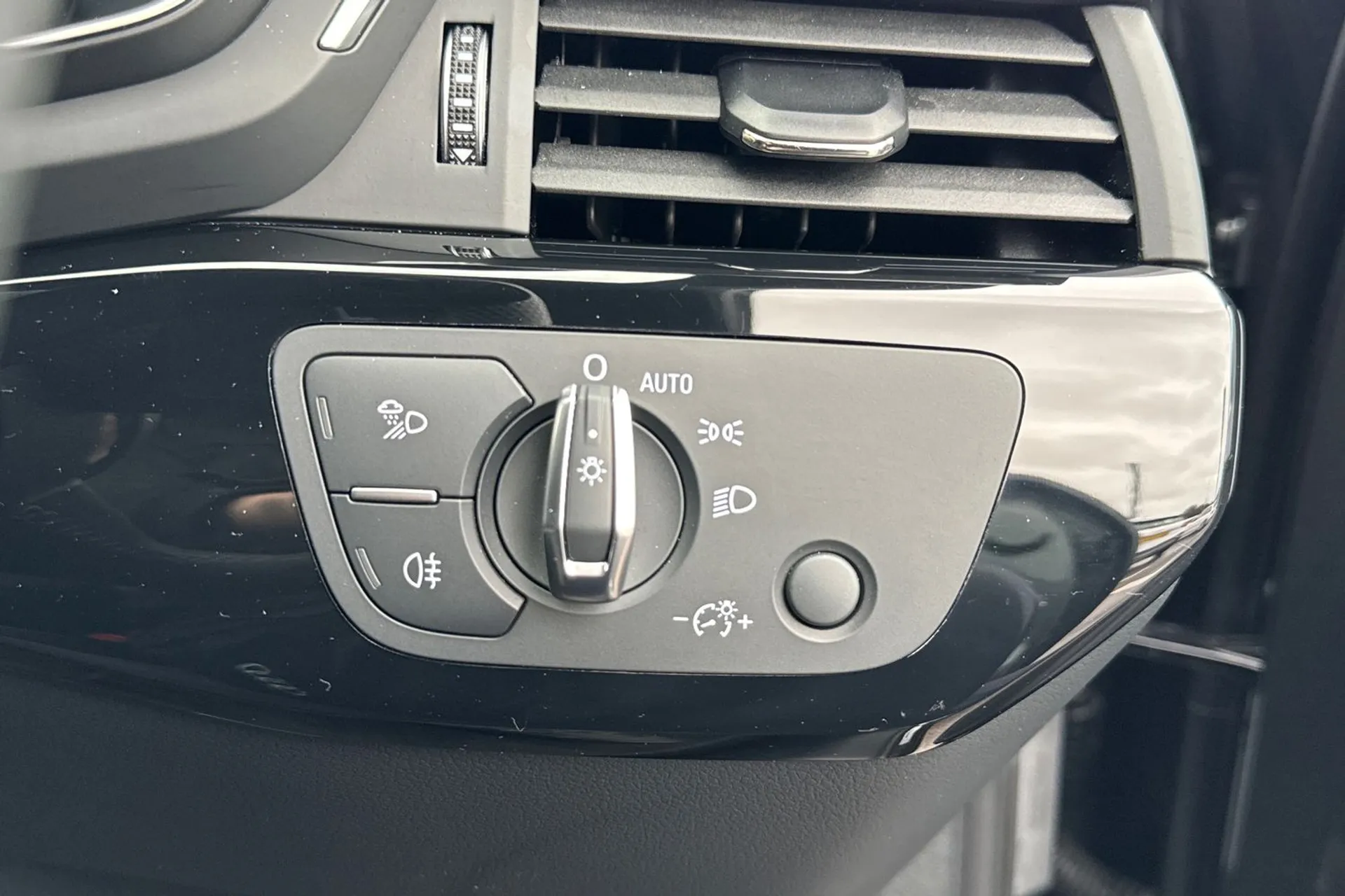 Audi A4 thumbnail image number 53