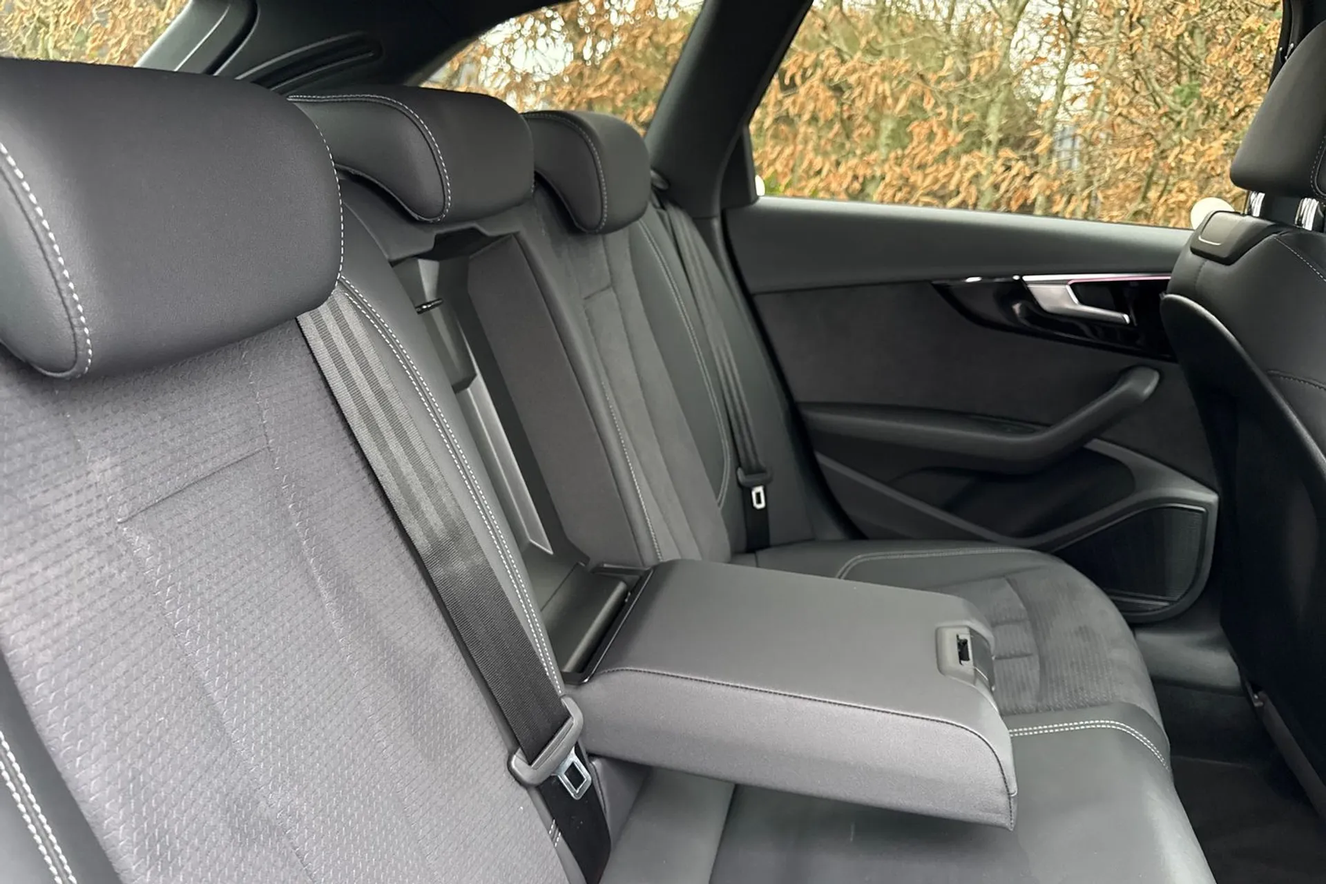 Audi A4 thumbnail image number 21