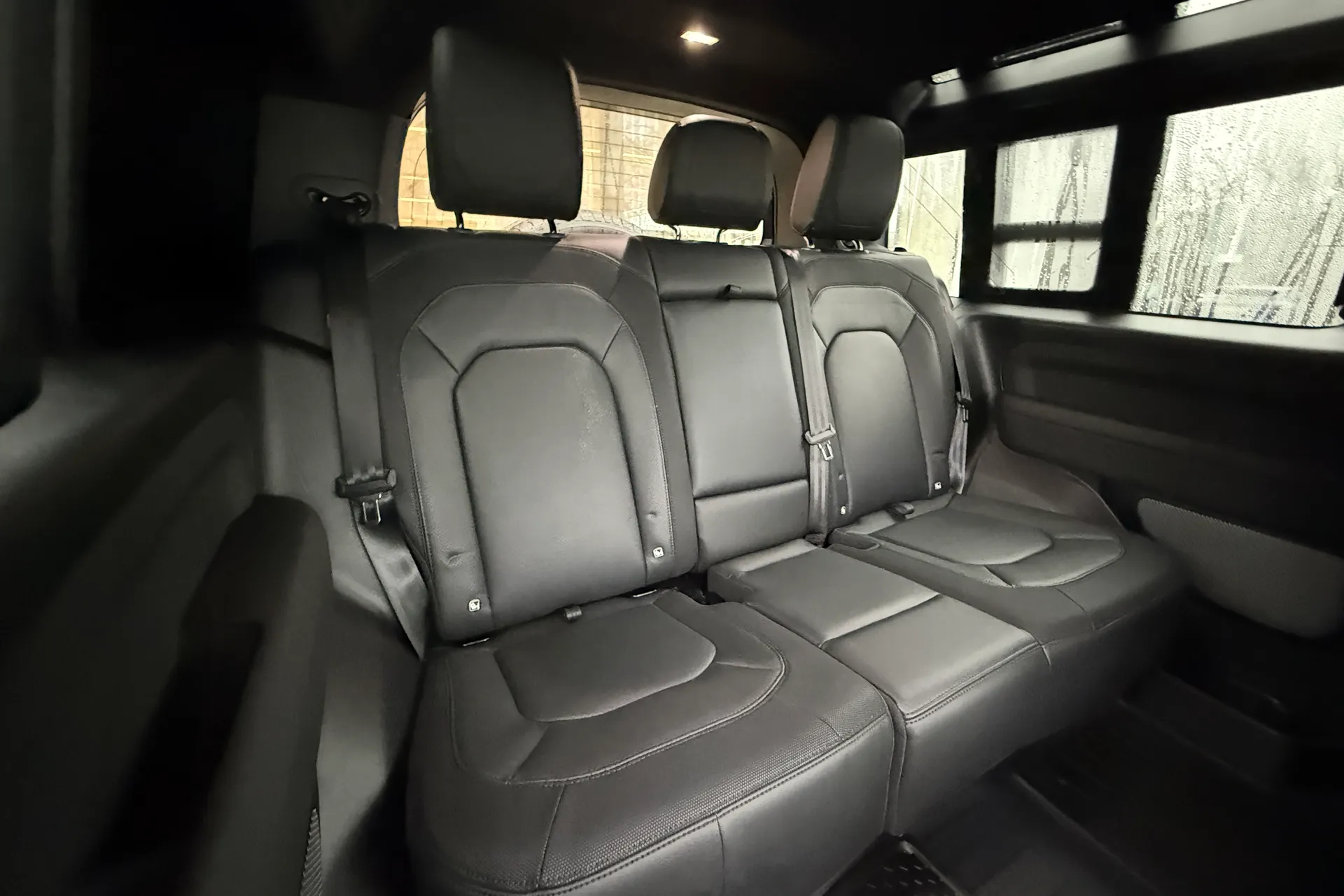 LAND ROVER Defender 90 thumbnail image number 33