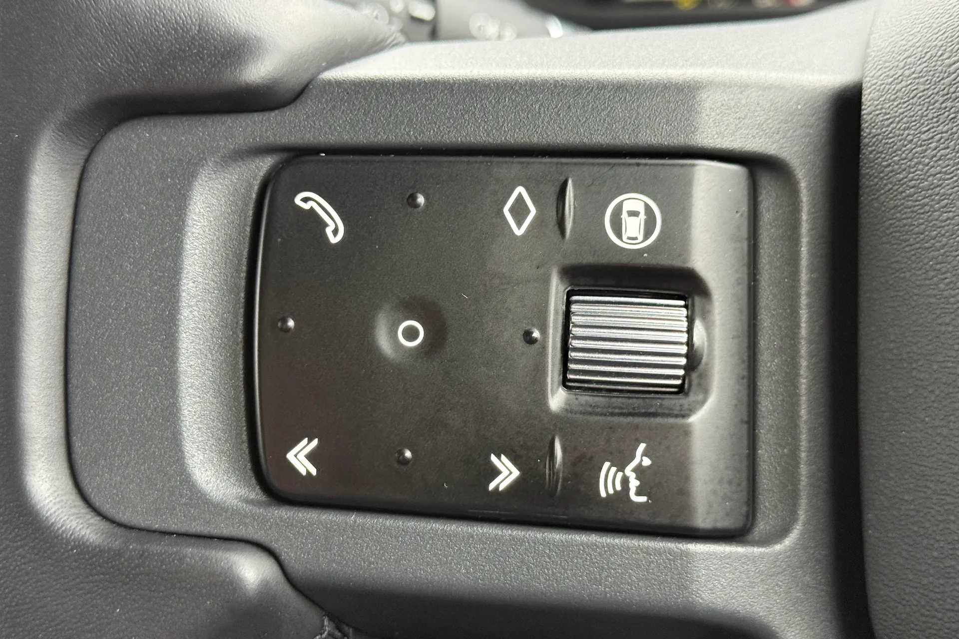 LAND ROVER Defender 90 thumbnail image number 24