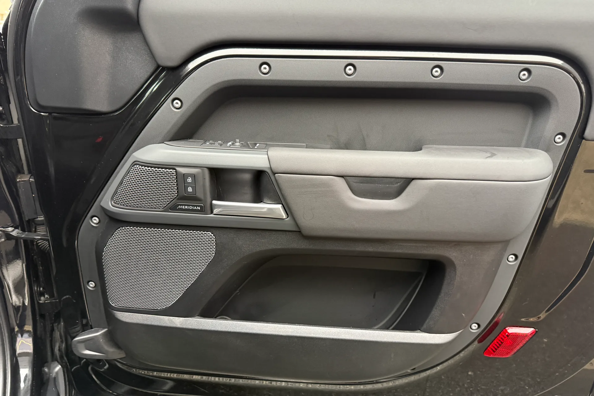 LAND ROVER Defender 90 thumbnail image number 40