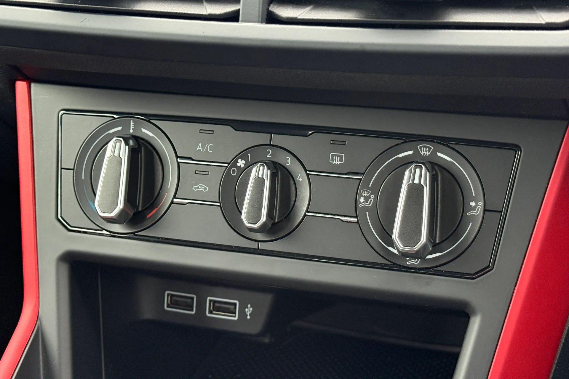 VOLKSWAGEN POLO thumbnail image number 13