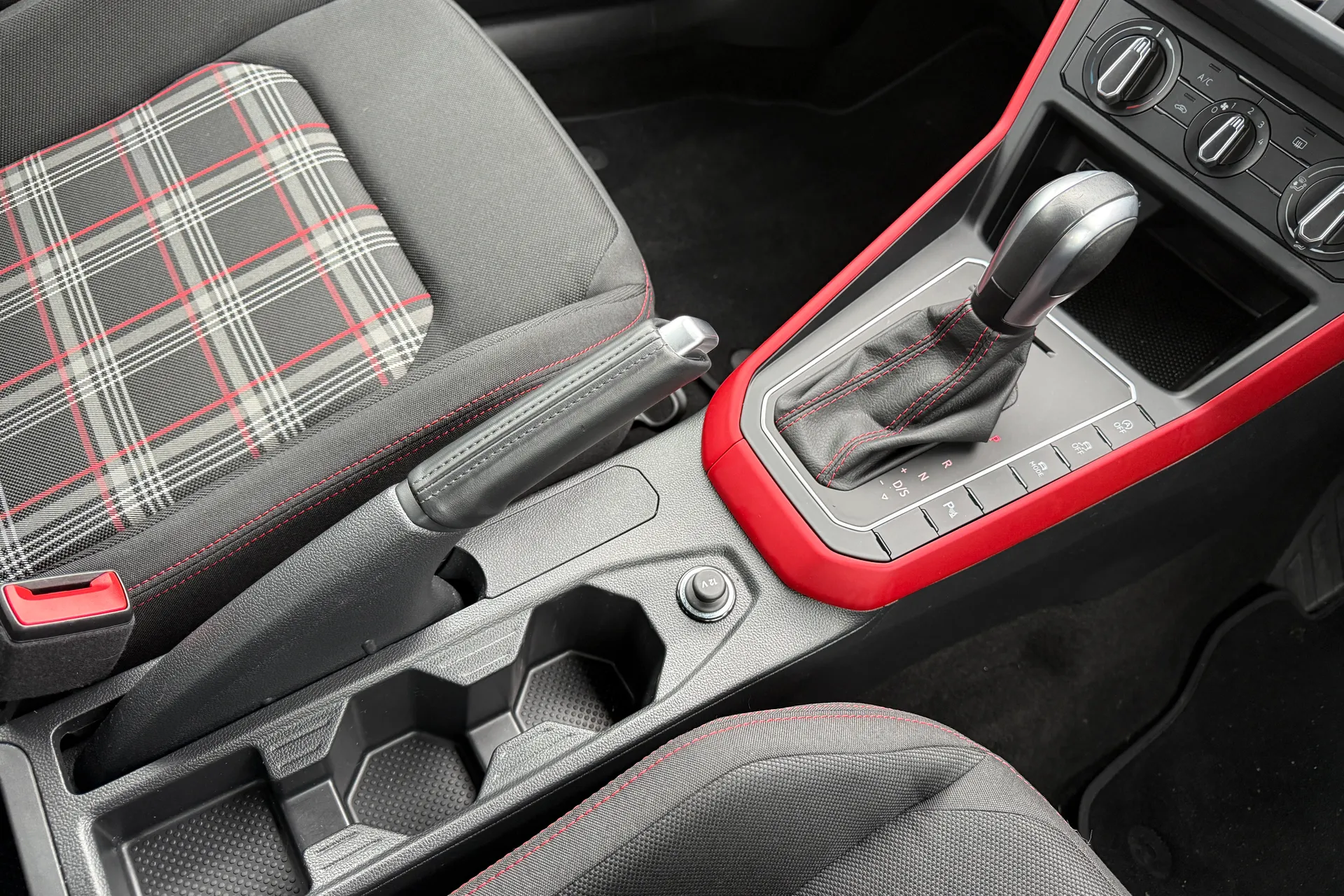 VOLKSWAGEN POLO thumbnail image number 37