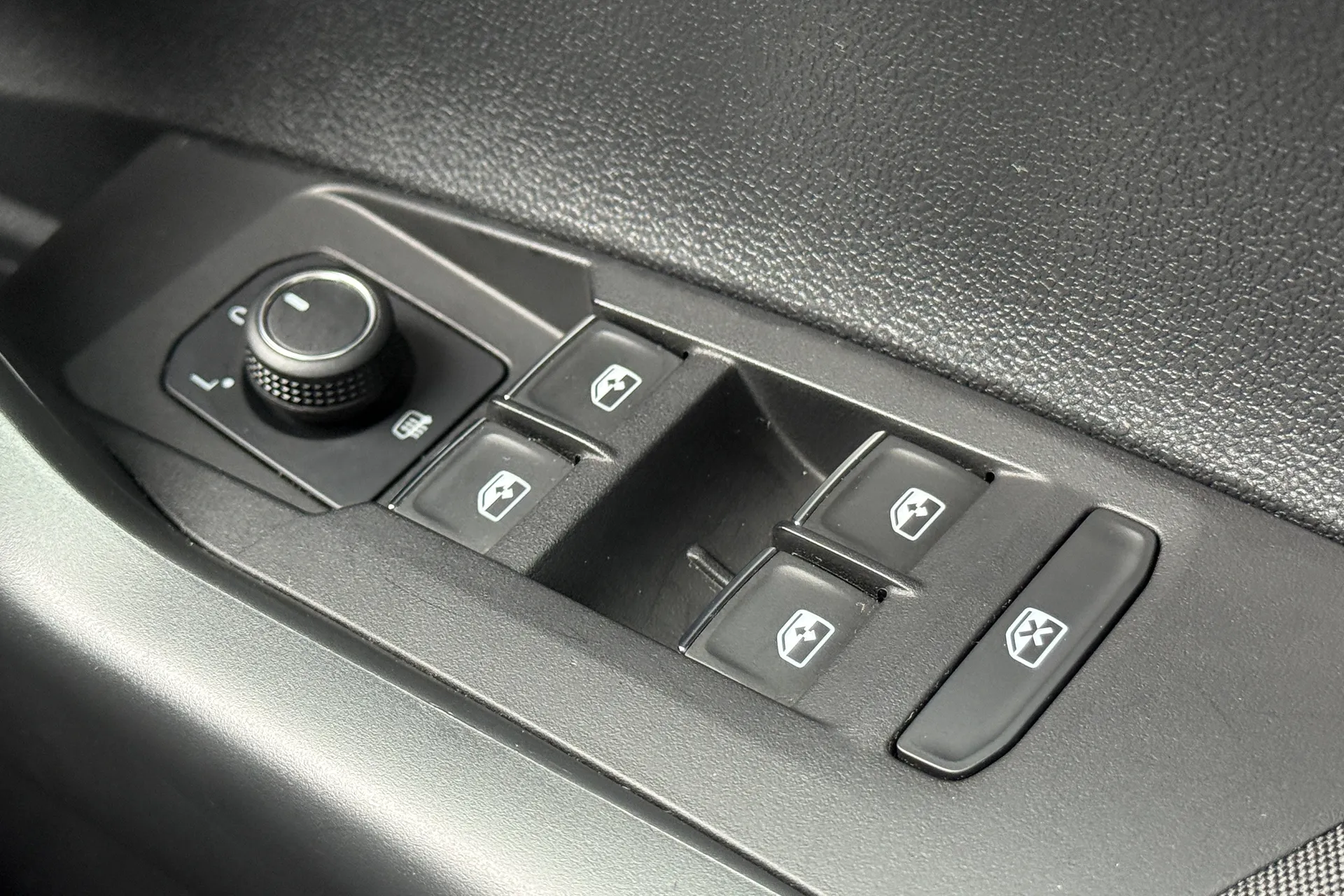 VOLKSWAGEN POLO thumbnail image number 16