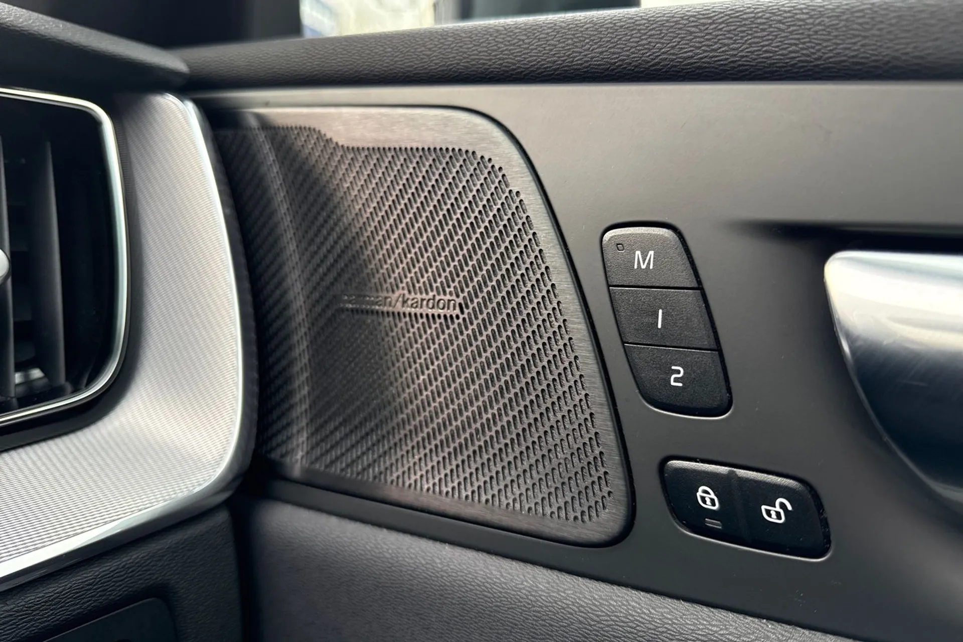 Volvo XC60 thumbnail image number 43