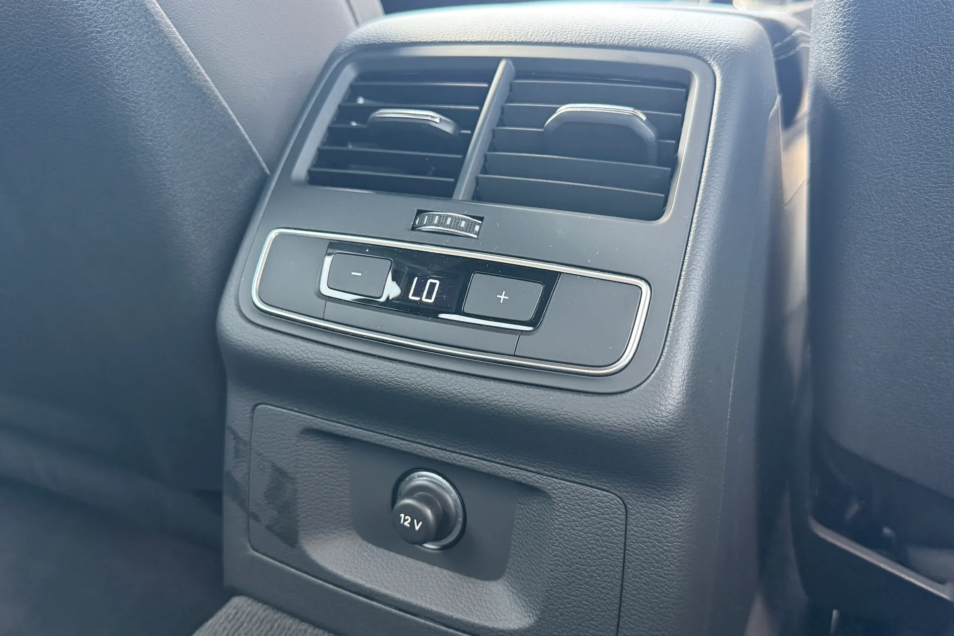 Audi A4 thumbnail image number 37