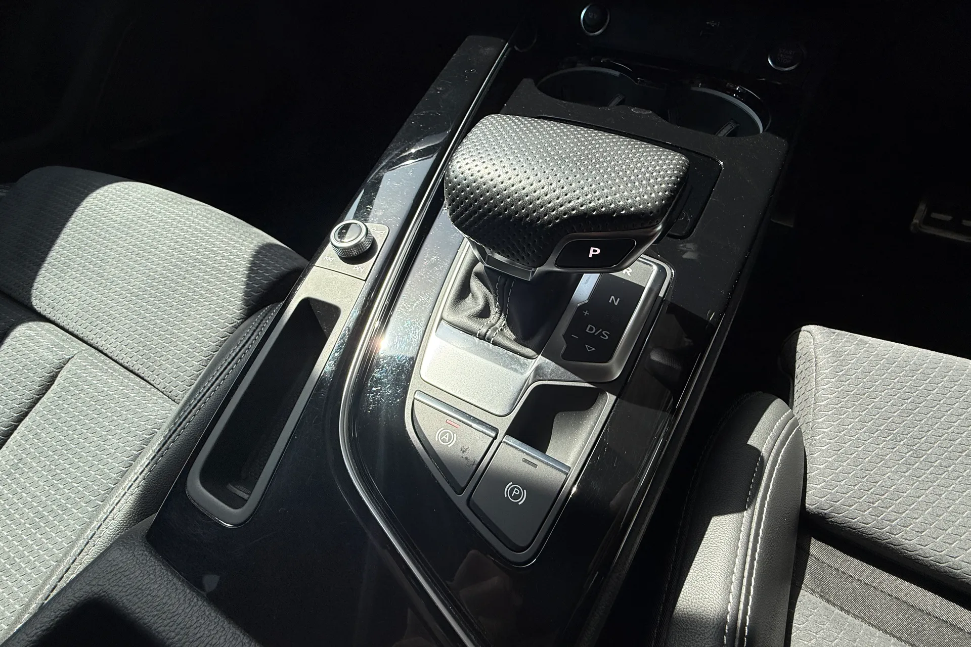 Audi A4 thumbnail image number 27
