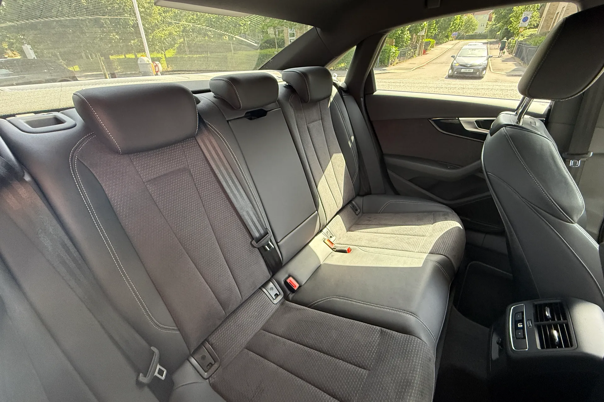 Audi A4 thumbnail image number 35