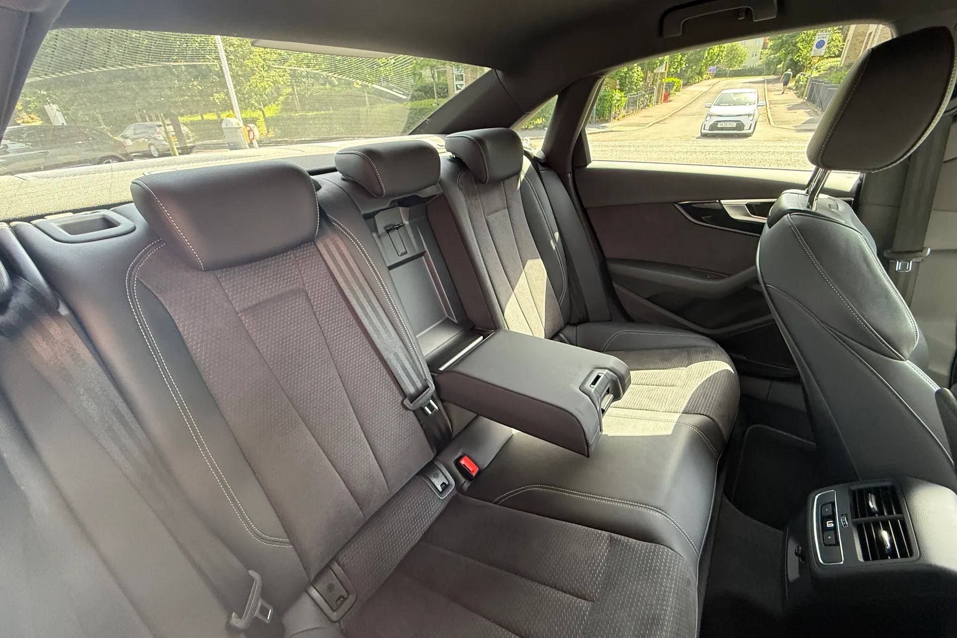 Audi A4 thumbnail image number 36