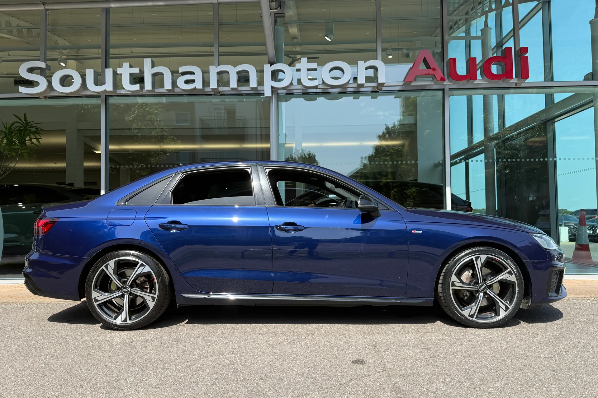 Audi A4 thumbnail image number 2